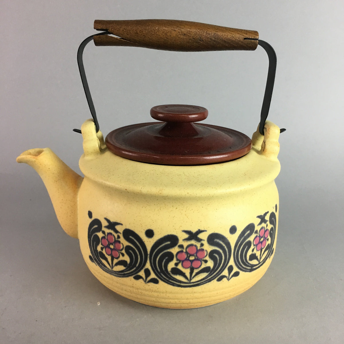 http://chidorivintage.com/cdn/shop/products/Japanese-Ceramic-Teapot-Kettle-Vtg-Yellow-Shungyo-Pottery-Floral-Handle-PX236_5940bab0-acbe-473b-8702-542672261945_1200x1200.jpg?v=1628795425