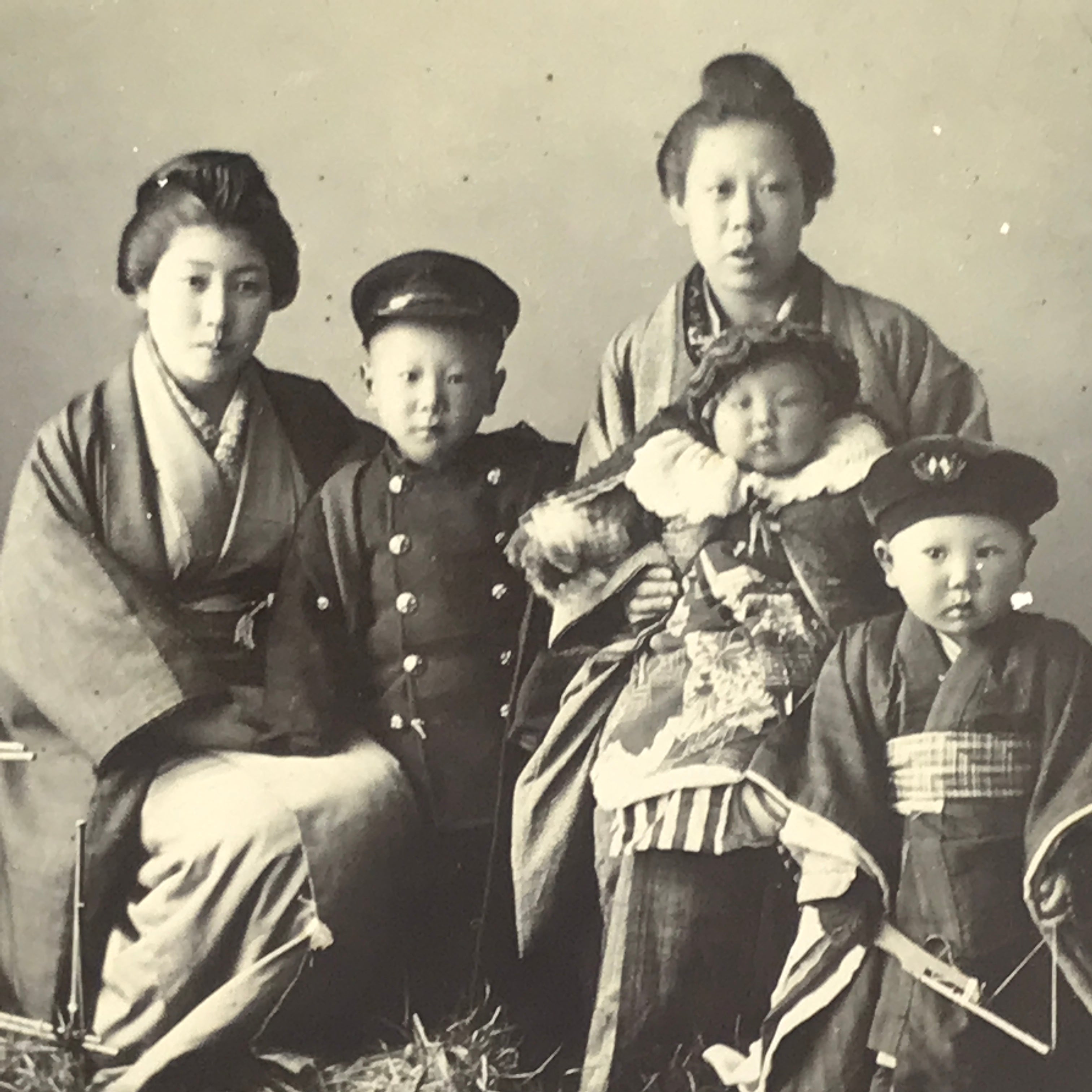 Antique-Japanese-Meiji-Family-