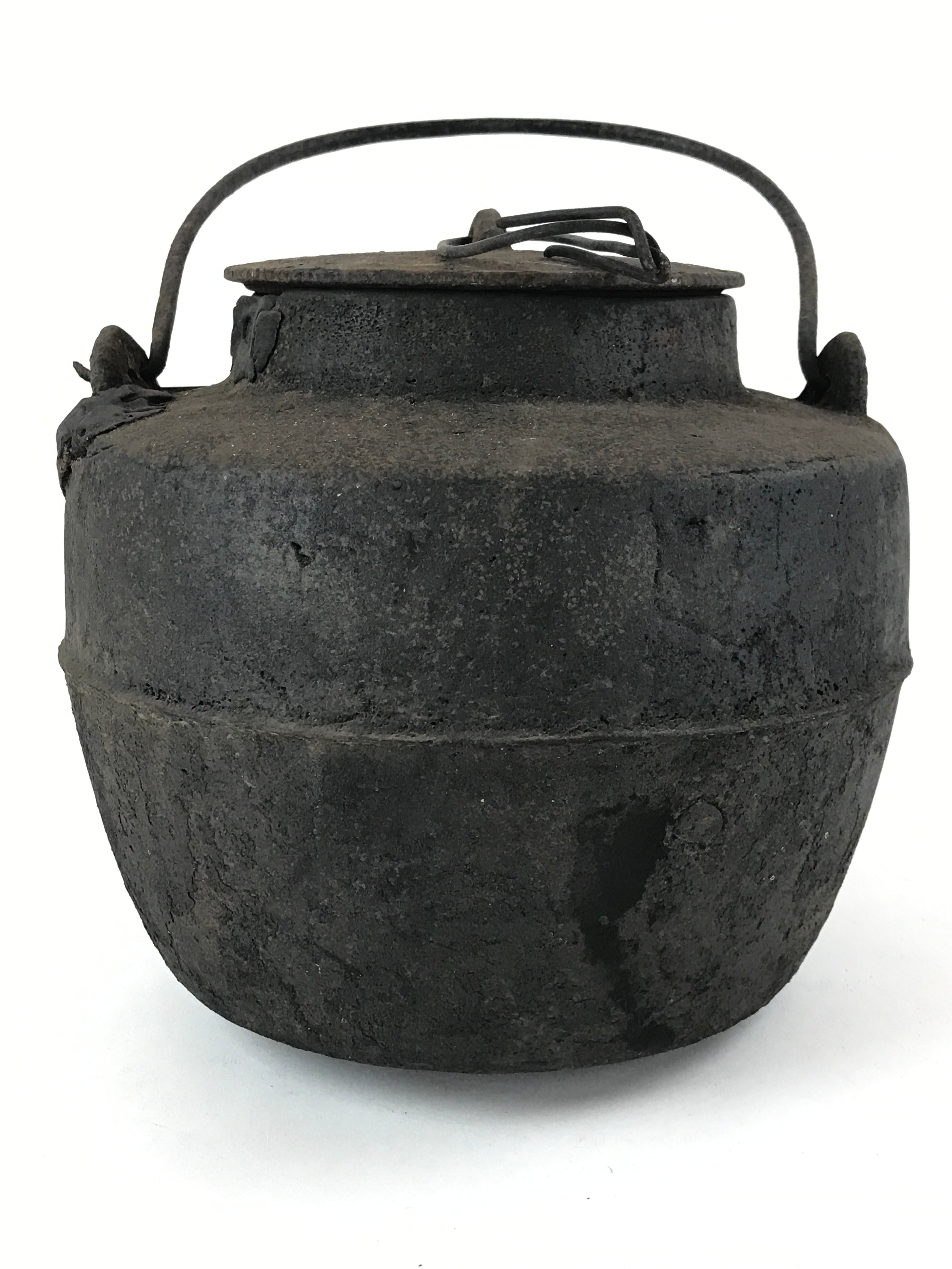 https://chidorivintage.com/cdn/shop/files/Antique-Meiji-Era-Japanese-Cast-Iron-Hanging-Cook-Pot-Black-Irori-Hearth-C25-2.jpg?v=1698470039