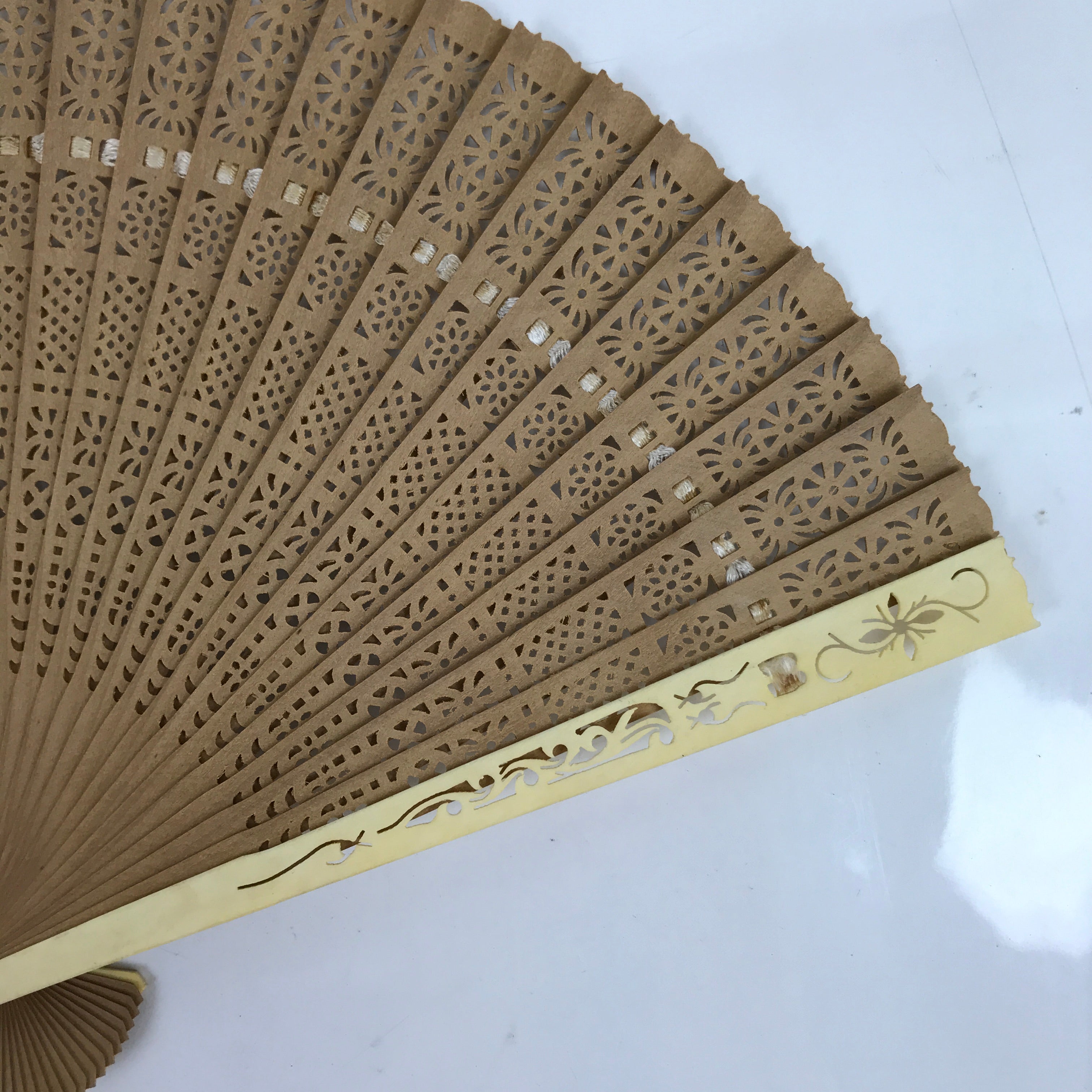 Chinese Carved Sandalwood Folding Fan Sensu Vtg Floral Cutout White Tassel 4D806