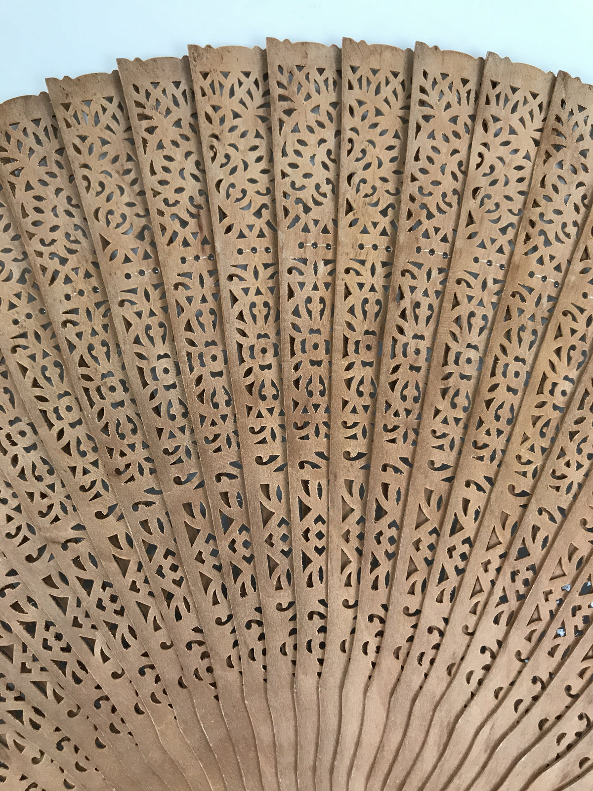 Chinese Carved Sandalwood Folding Fan Sensu Vtg Floral Pattern White Tassel 5D21