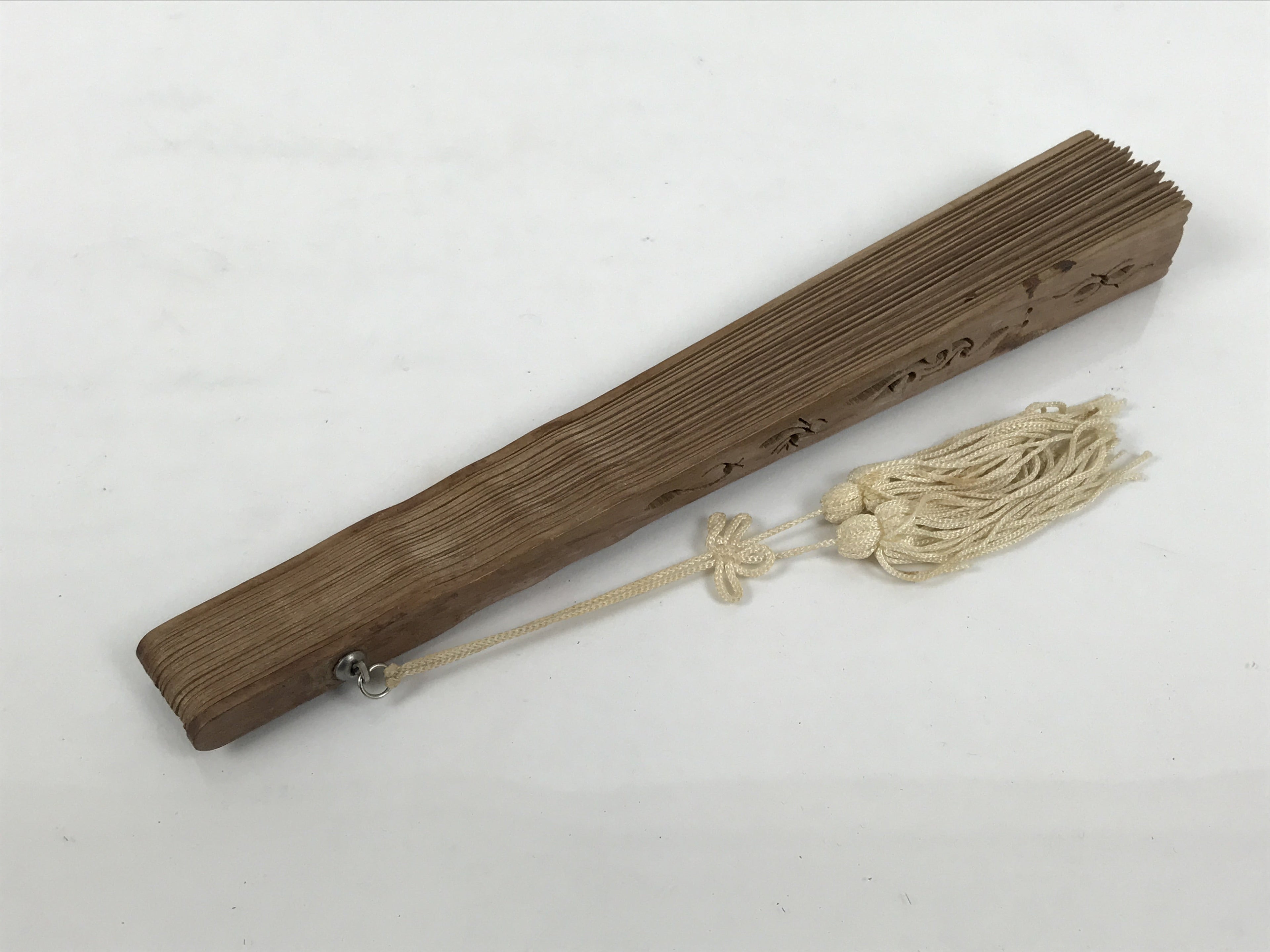 Chinese Carved Sandalwood Folding Fan Sensu Vtg Floral Pattern White Tassel 5D22