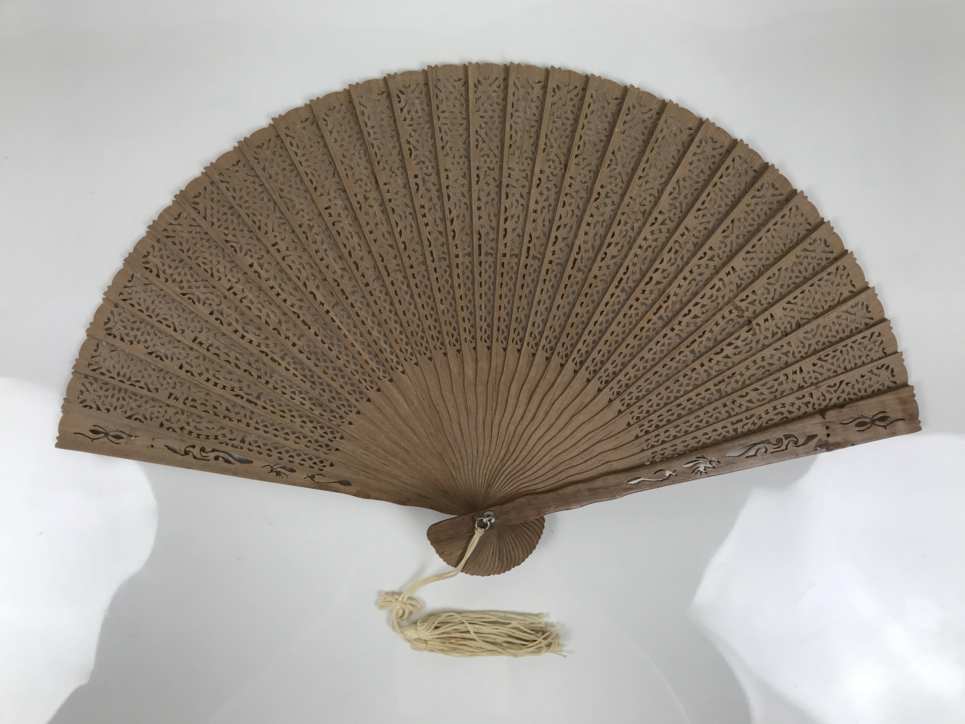 Chinese Carved Sandalwood Folding Fan Sensu Vtg Floral Pattern White Tassel 5D22