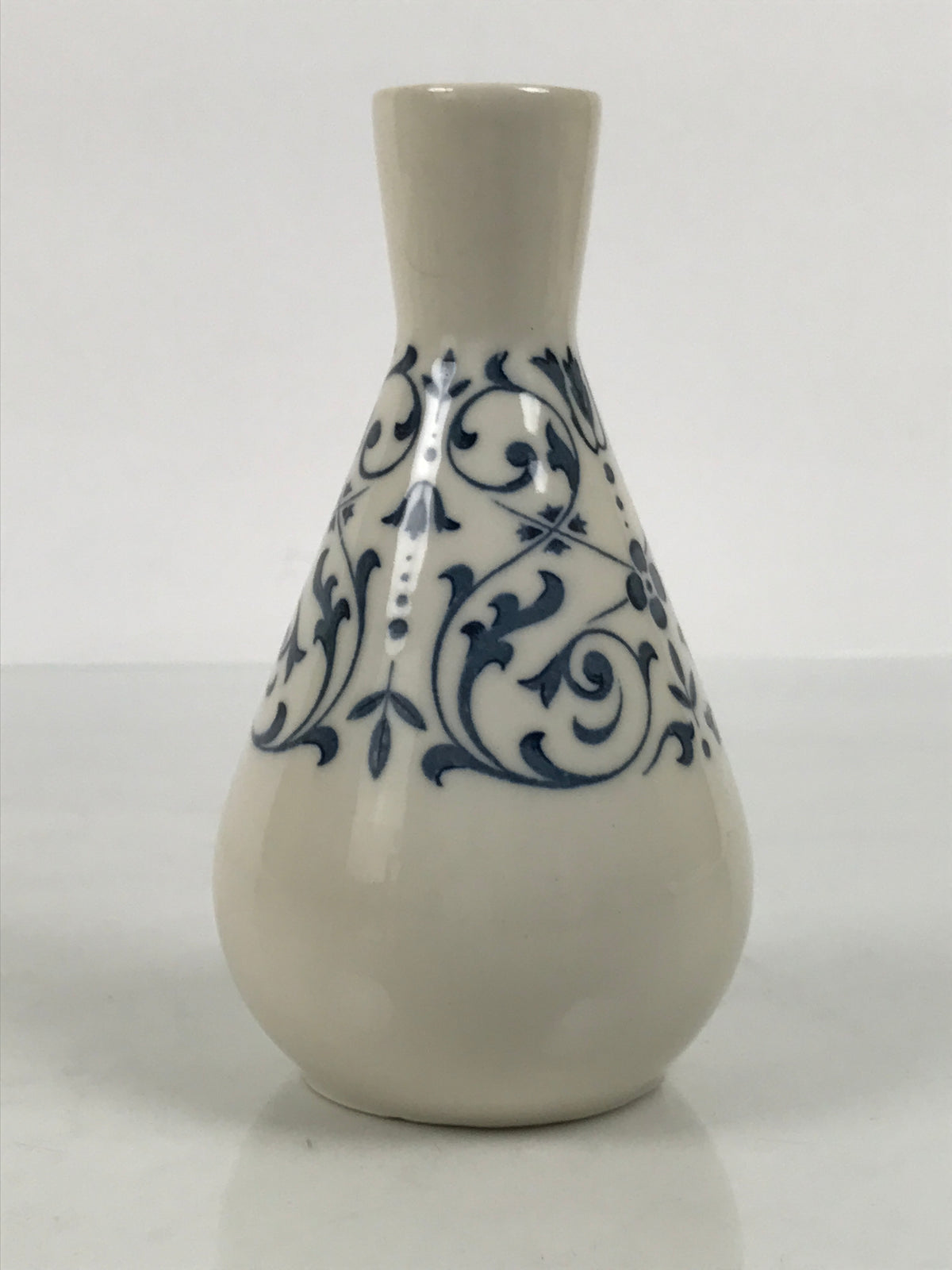 Japanese Porcelain Sake Bottle Tokkuri Vtg Tachikichi White Blue Arabesque TS934-KT - Sake Bottle-chidorivintage.com