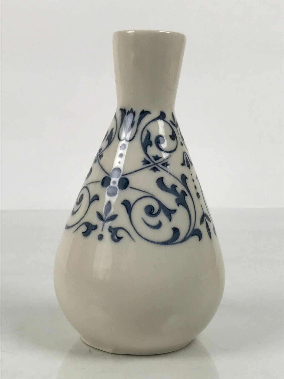 Japanese Porcelain Sake Bottle Tokkuri Vtg Tachikichi White Blue Arabesque TS934-KT - Sake Bottle-chidorivintage.com