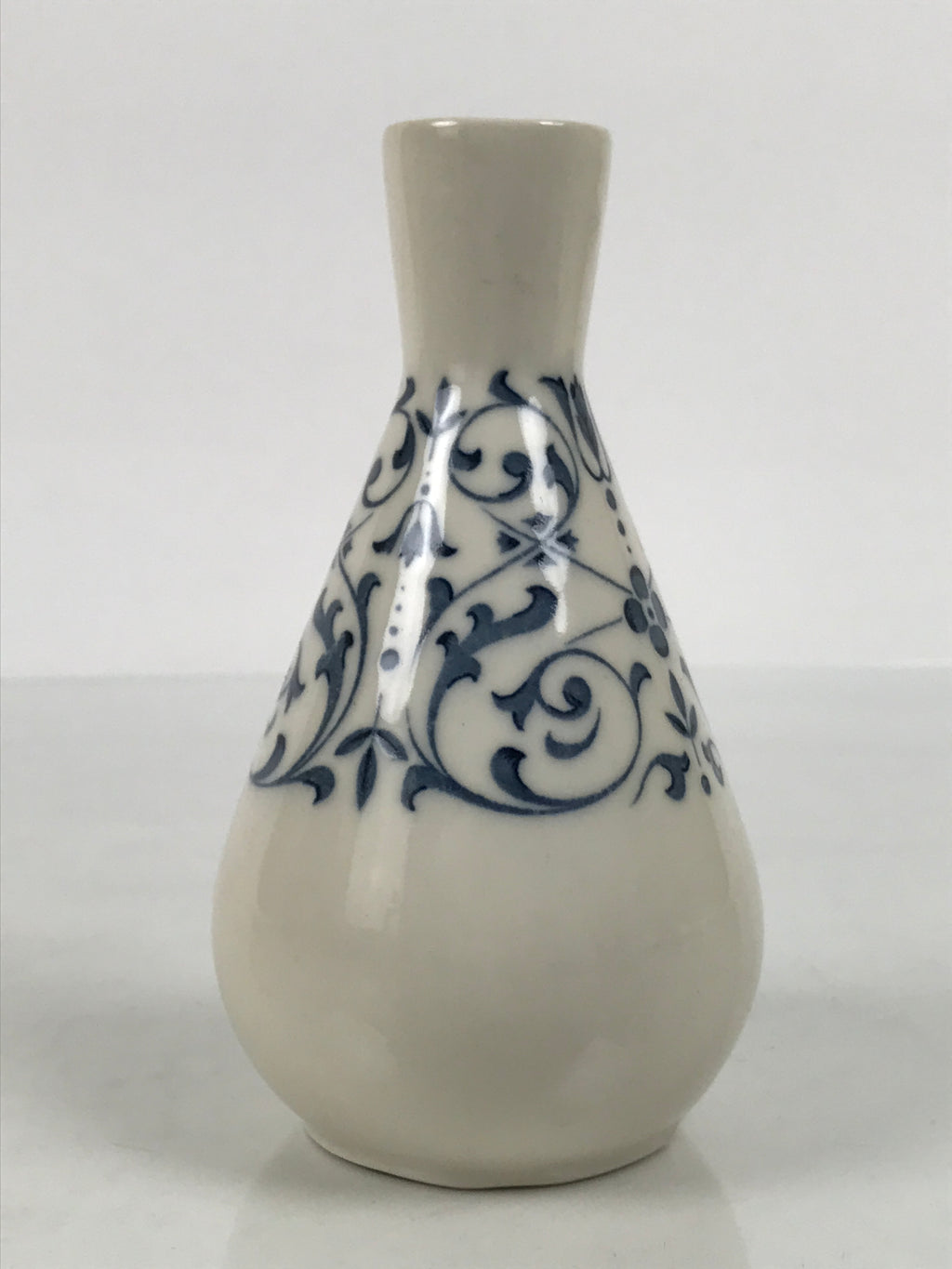 Japanese Porcelain Sake Bottle Tokkuri Vtg Tachikichi White Blue Arabesque TS934-KT - Sake Bottle-chidorivintage.com