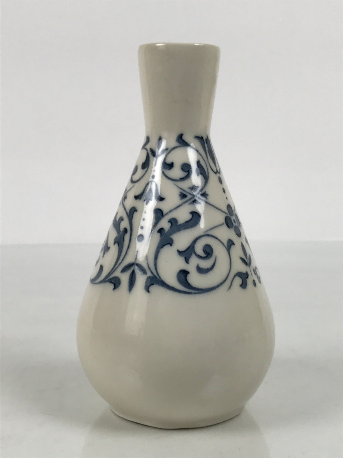 Japanese Porcelain Sake Bottle Tokkuri Vtg Tachikichi White Blue Arabesque TS934-KT - Sake Bottle-chidorivintage.com