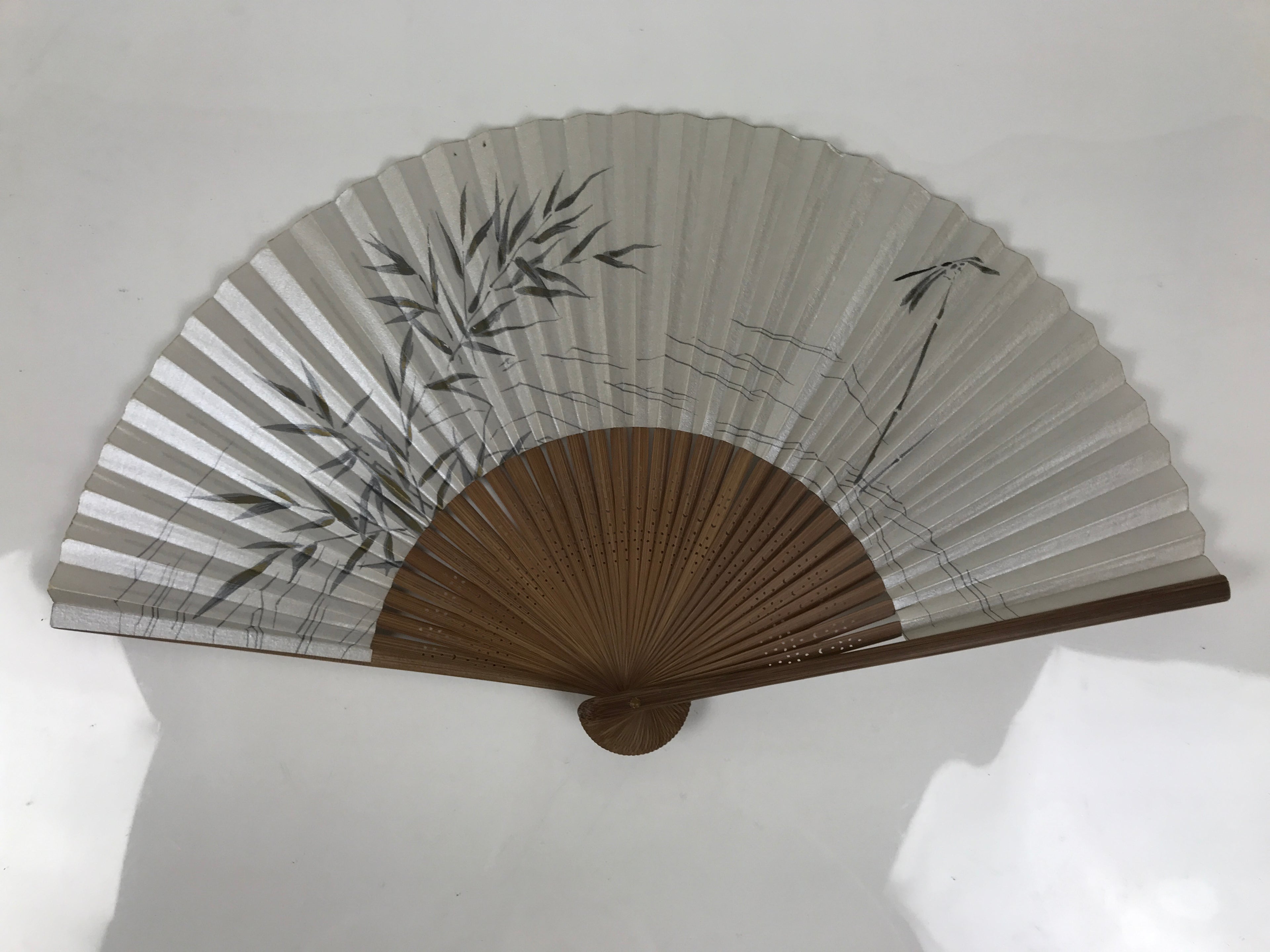 Japanese Paper Folding Fan Vtg Sensu Bamboo Frame Silver Plants Dragonfly 5D53-AD - Fan-chidorivintage.com