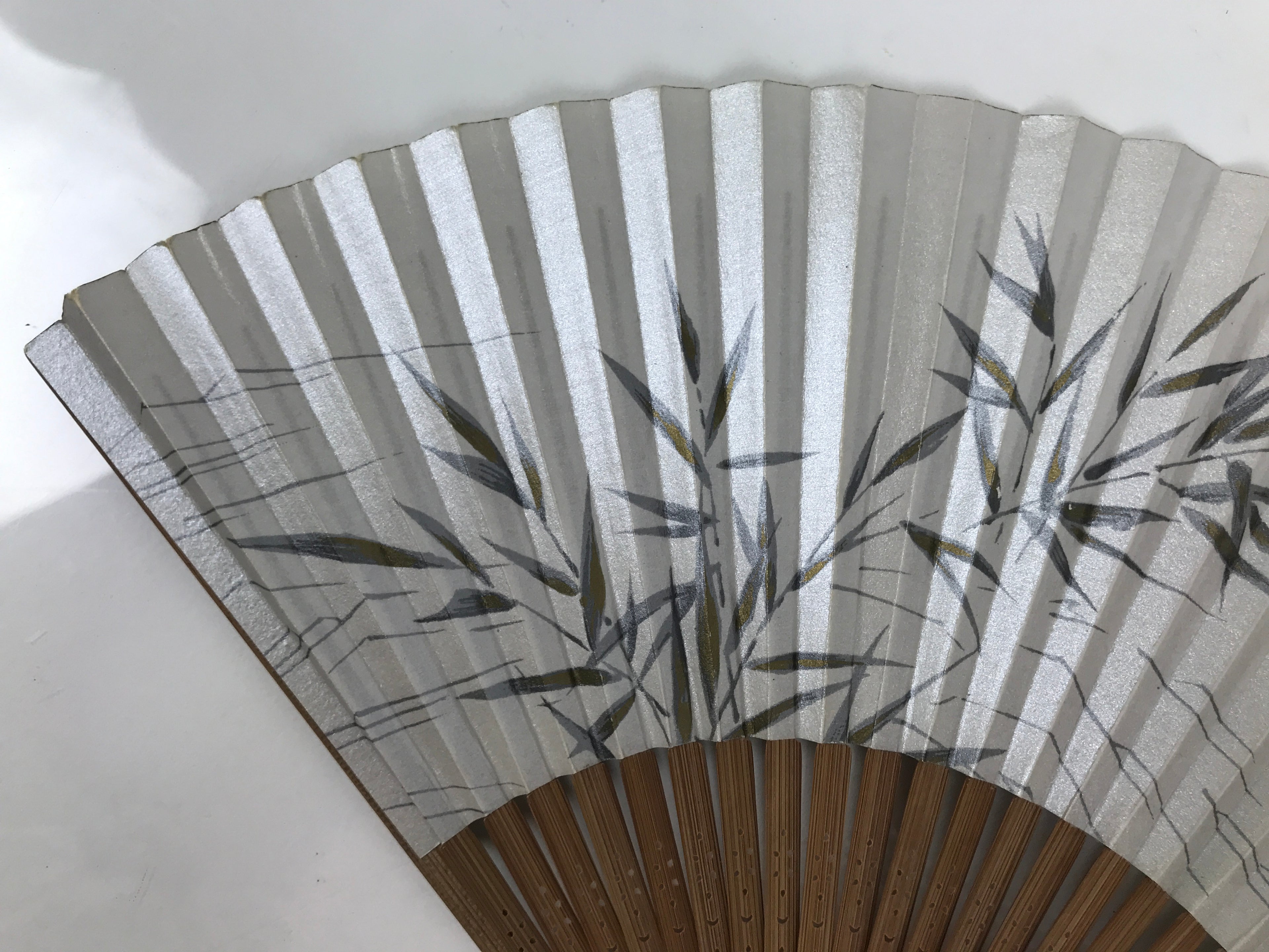 Japanese Paper Folding Fan Vtg Sensu Bamboo Frame Silver Plants Dragonfly 5D53-AD - Fan-chidorivintage.com