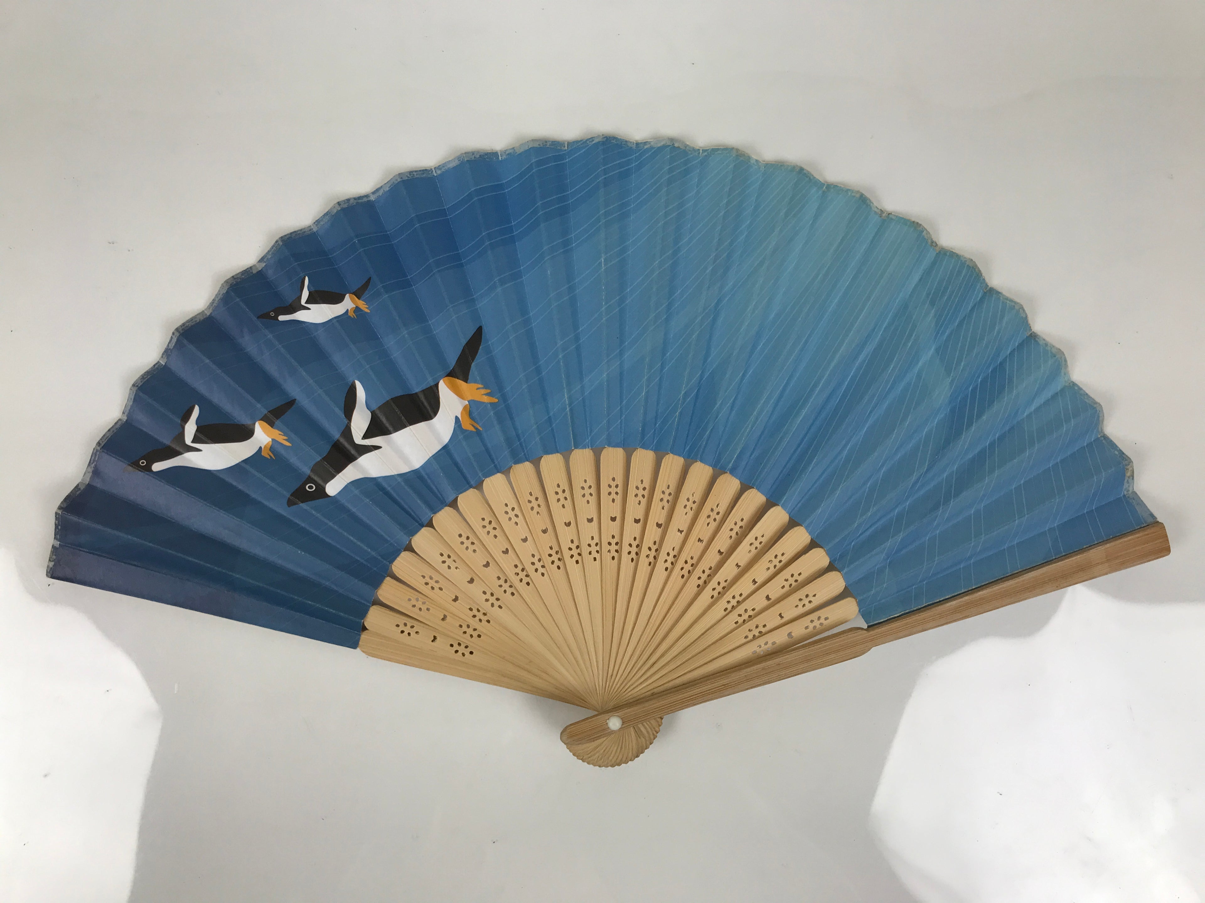 Japanese Paper Folding Fan Vtg Sensu Bamboo Cutout Frame Penguins Blue 5D54-AD - Fan-chidorivintage.com