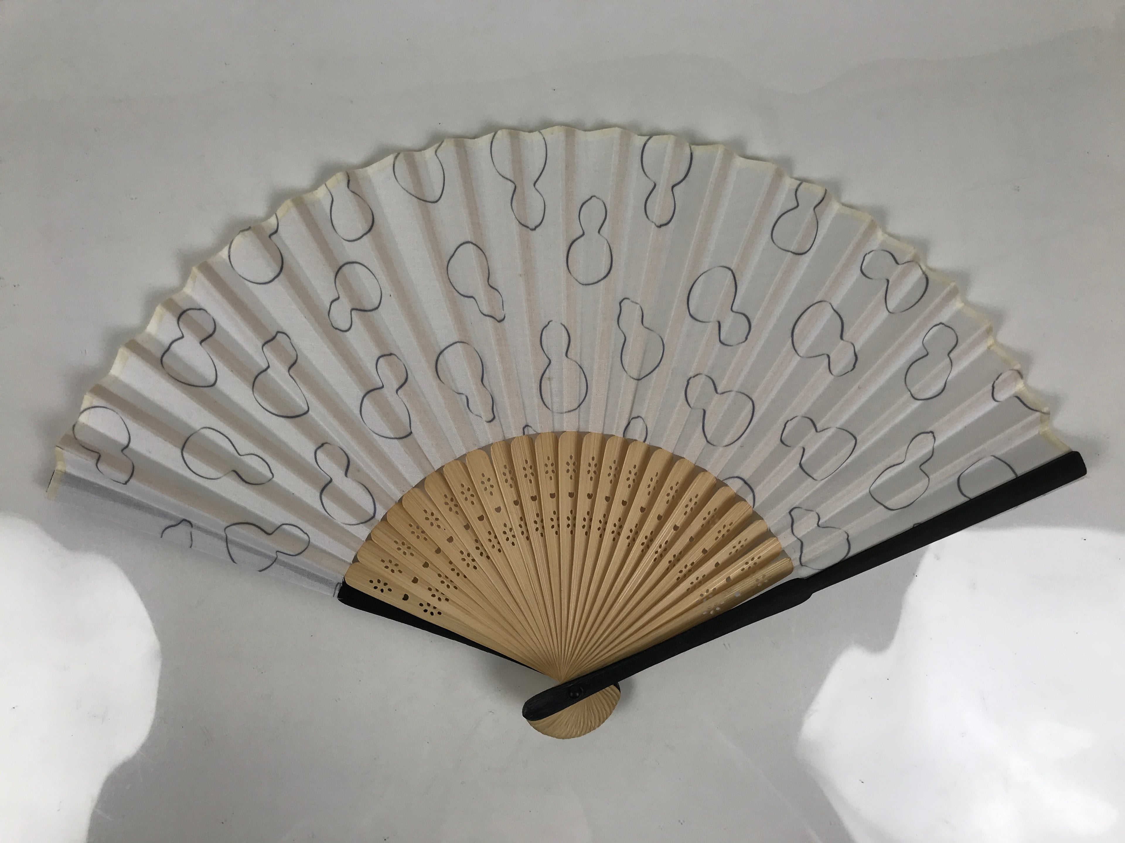 Japanese Fabric Folding Fan Sensu Vtg Bamboo Frame Hyotan Gourd White Black 5D64-AD - Fan-chidorivintage.com