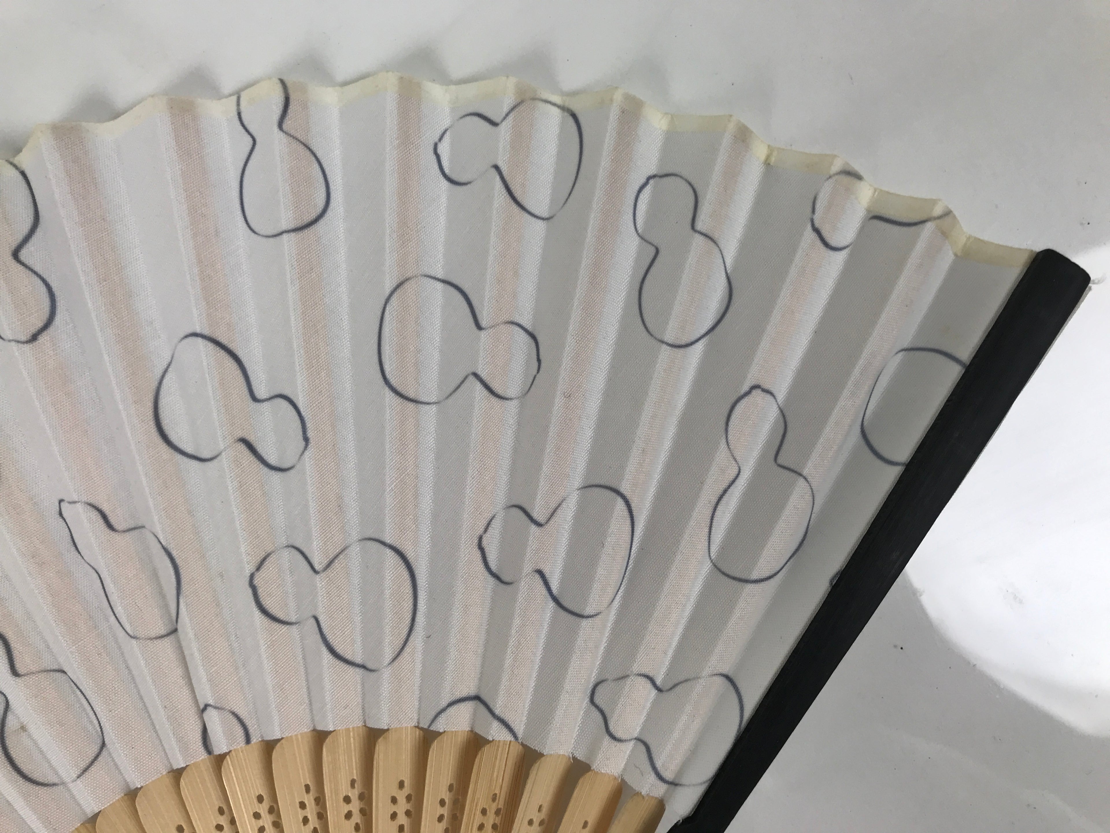 Japanese Fabric Folding Fan Sensu Vtg Bamboo Frame Hyotan Gourd White Black 5D64-AD - Fan-chidorivintage.com