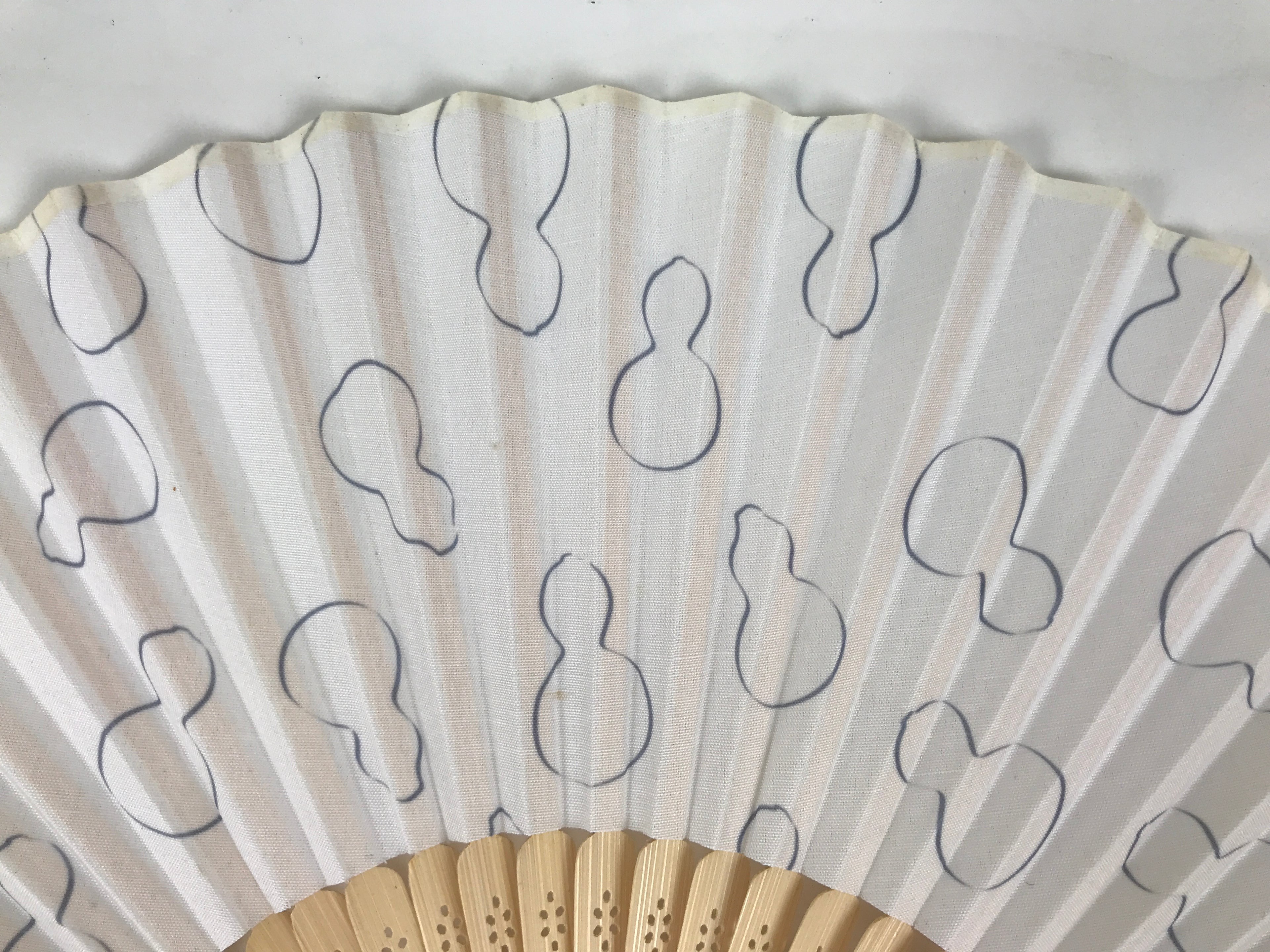 Japanese Fabric Folding Fan Sensu Vtg Bamboo Frame Hyotan Gourd White Black 5D64-AD - Fan-chidorivintage.com