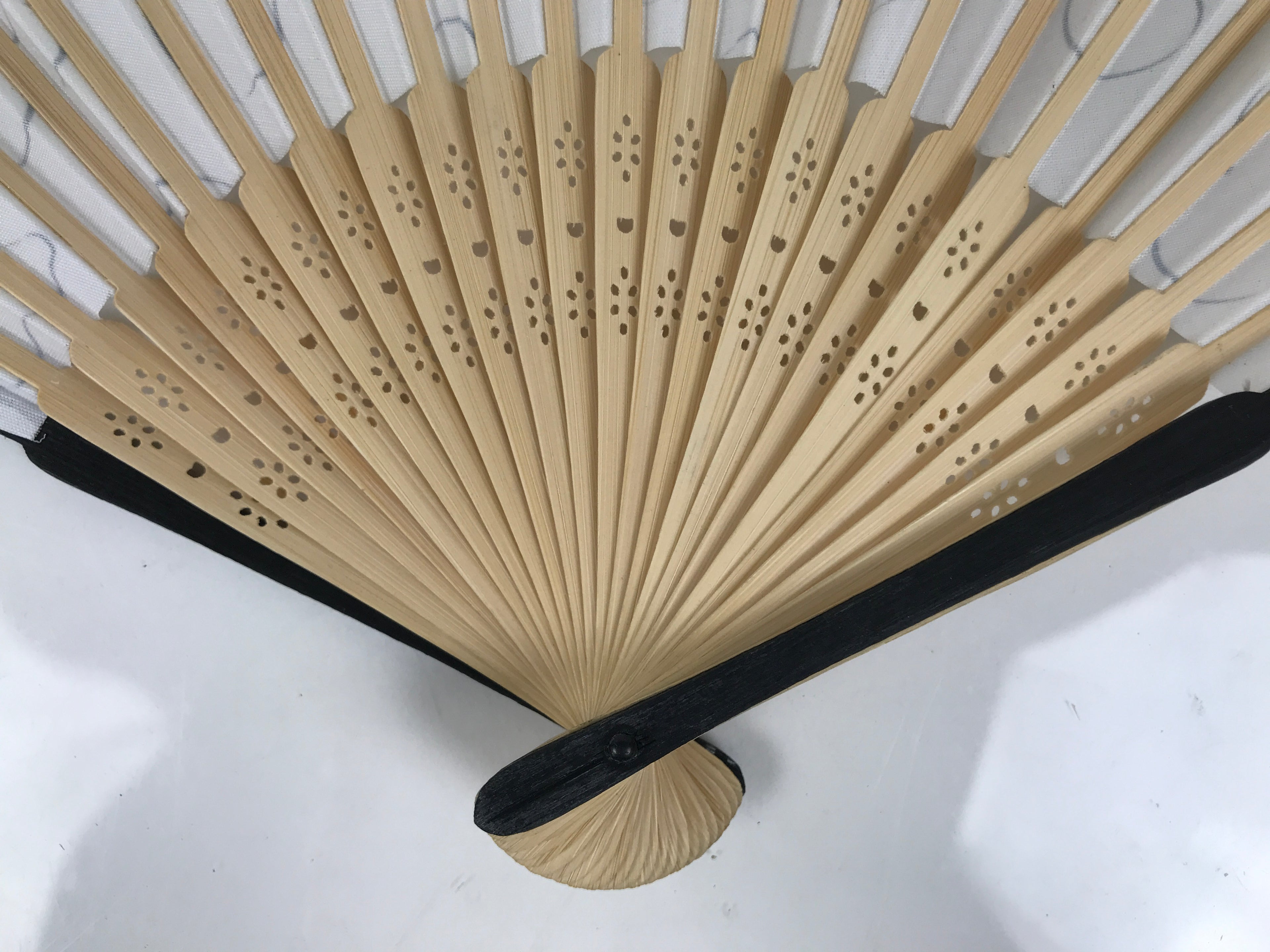 Japanese Fabric Folding Fan Sensu Vtg Bamboo Frame Hyotan Gourd White Black 5D64-AD - Fan-chidorivintage.com