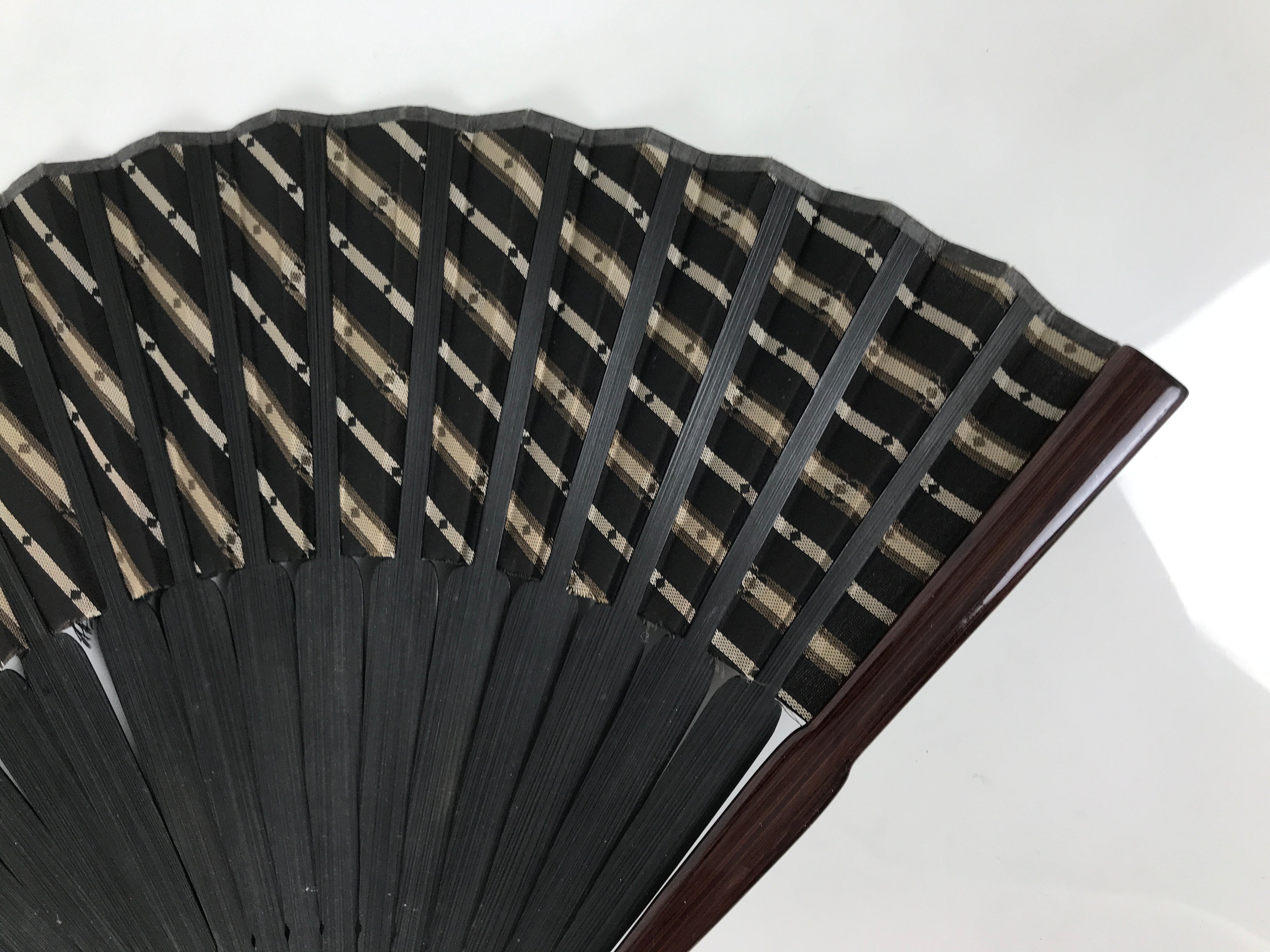 Japanese Fabric Folding Fan Vtg Sensu Bamboo Frame Black Gold Floral Design 5D87-AD - Fan-chidorivintage.com