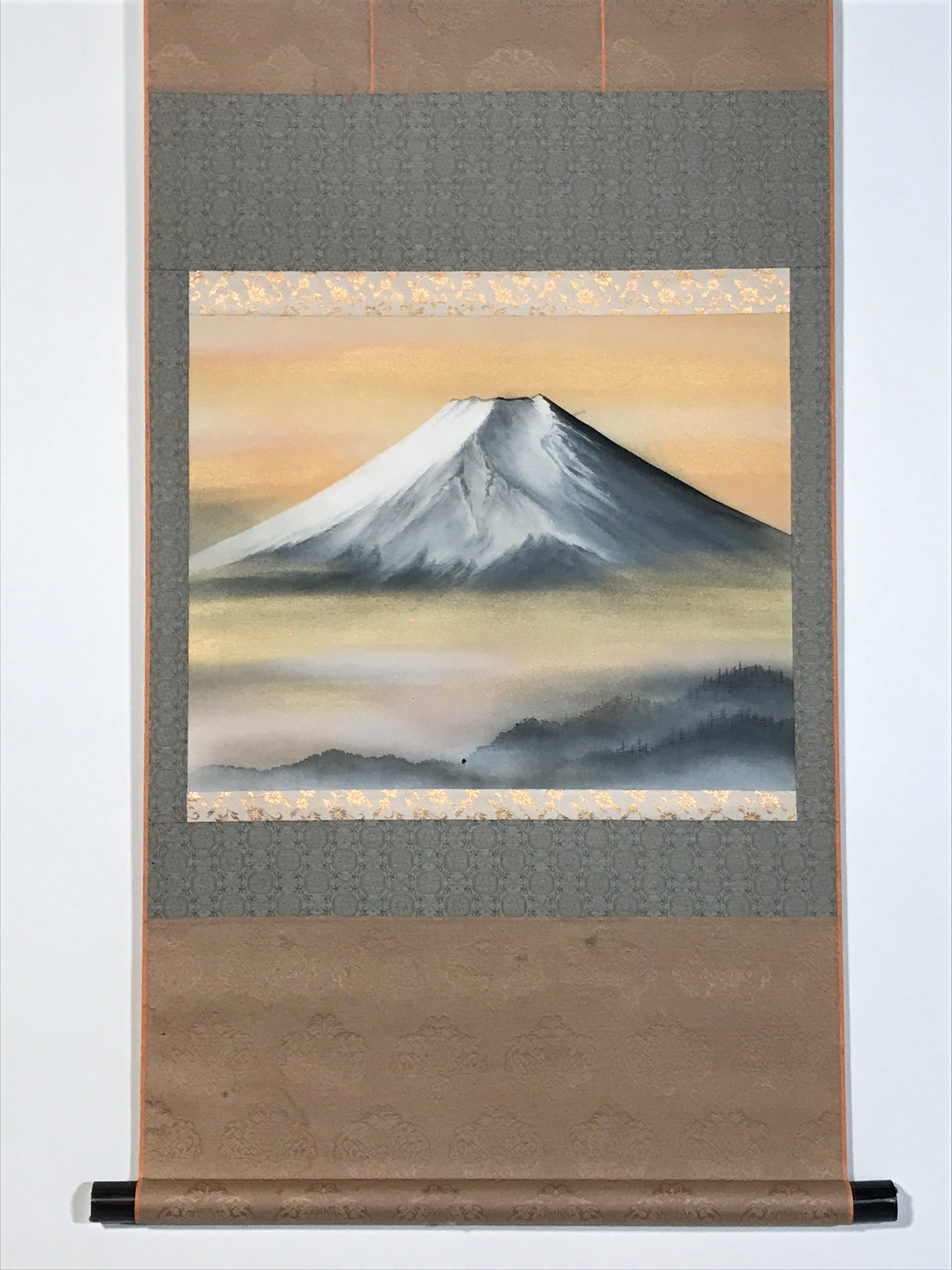 Japanese Hanging Scroll Kakejiku Vtg Mt Fuji Clouds Snow Monotone Color KJ216-AD - Scroll-chidorivintage.com