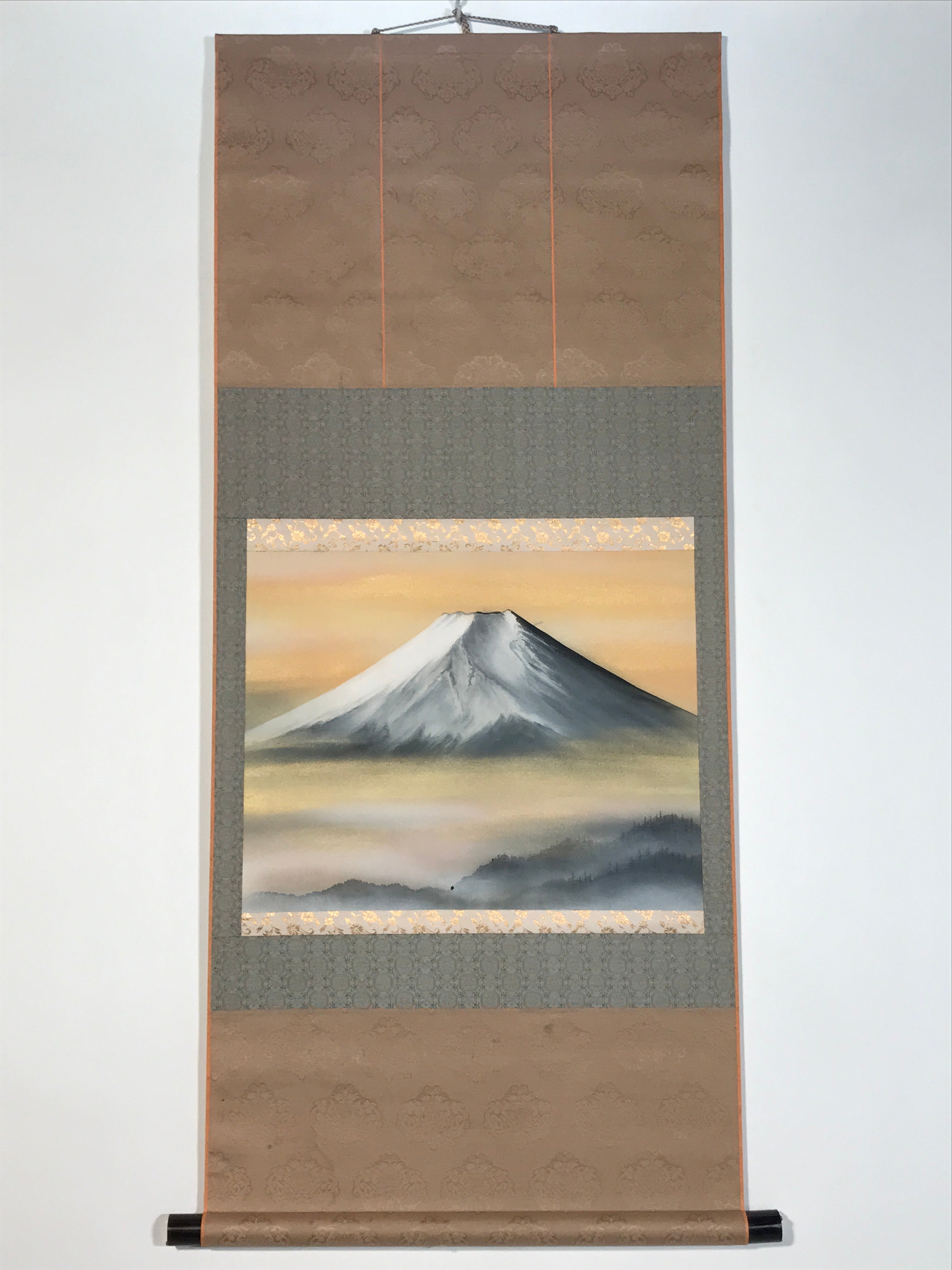 Japanese Hanging Scroll Kakejiku Vtg Mt Fuji Clouds Snow Monotone Color KJ216-AD - Scroll-chidorivintage.com
