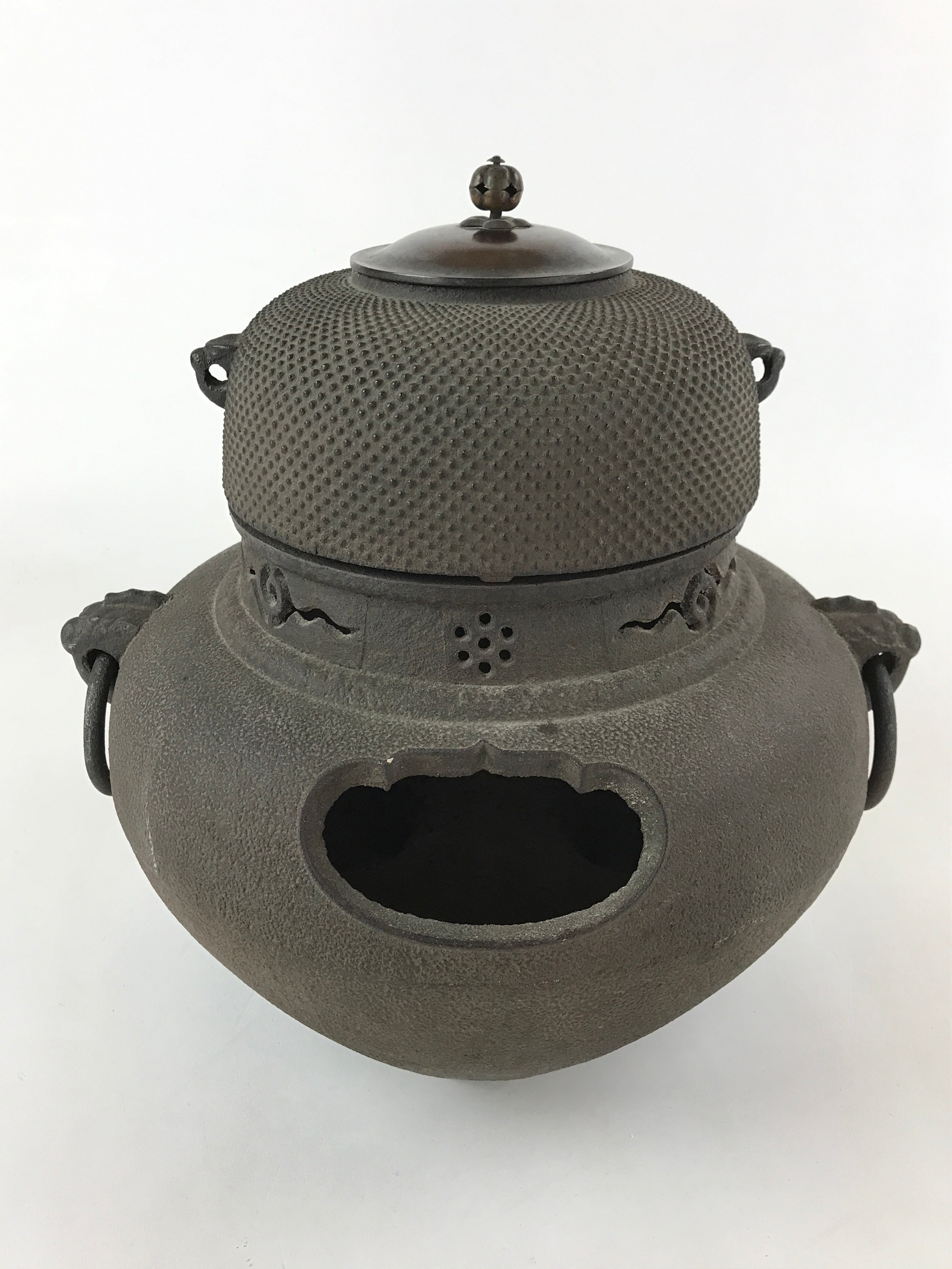 https://chidorivintage.com/cdn/shop/files/Japanese-Cast-Iron-Kettle-Chagama-Pot-Vtg-Tetsu-Furo-Tea-Ceremony-Sado-C28-12.jpg?v=1699386005
