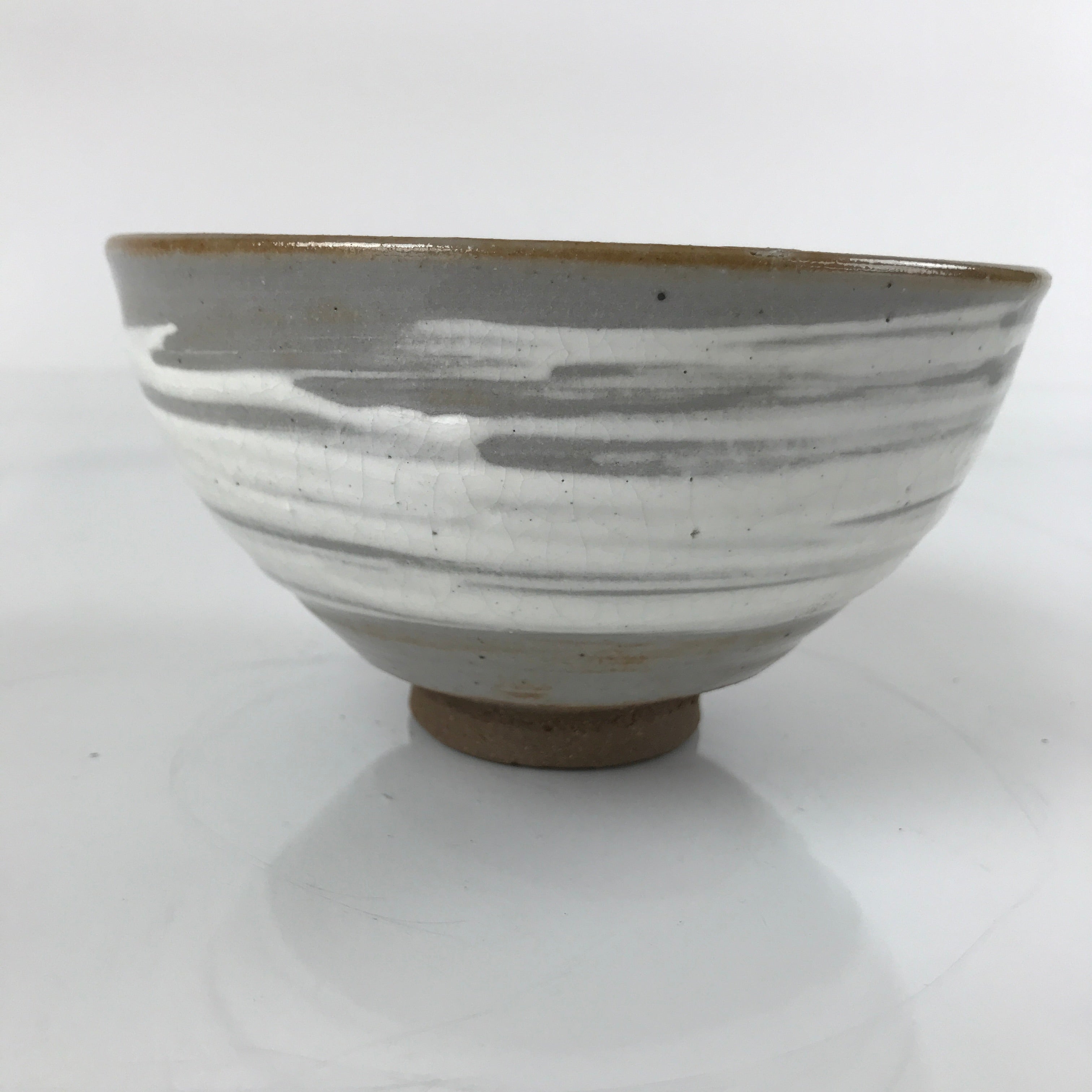 Japanese Ceramic Green Tea Ceremony Bowl Matcha Chawan Wannari Gray White CHB31