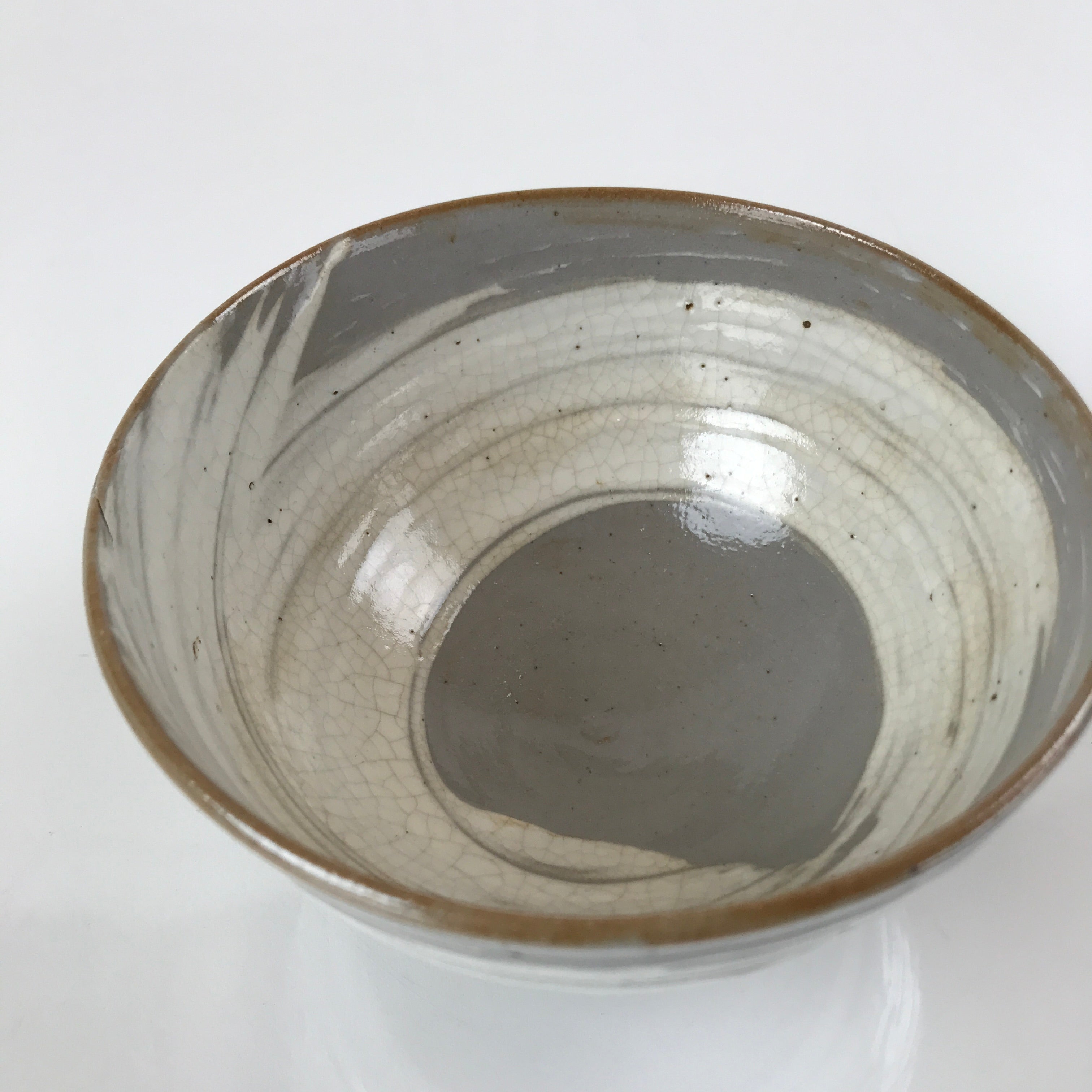 Japanese Ceramic Green Tea Ceremony Bowl Matcha Chawan Wannari Gray White CHB31