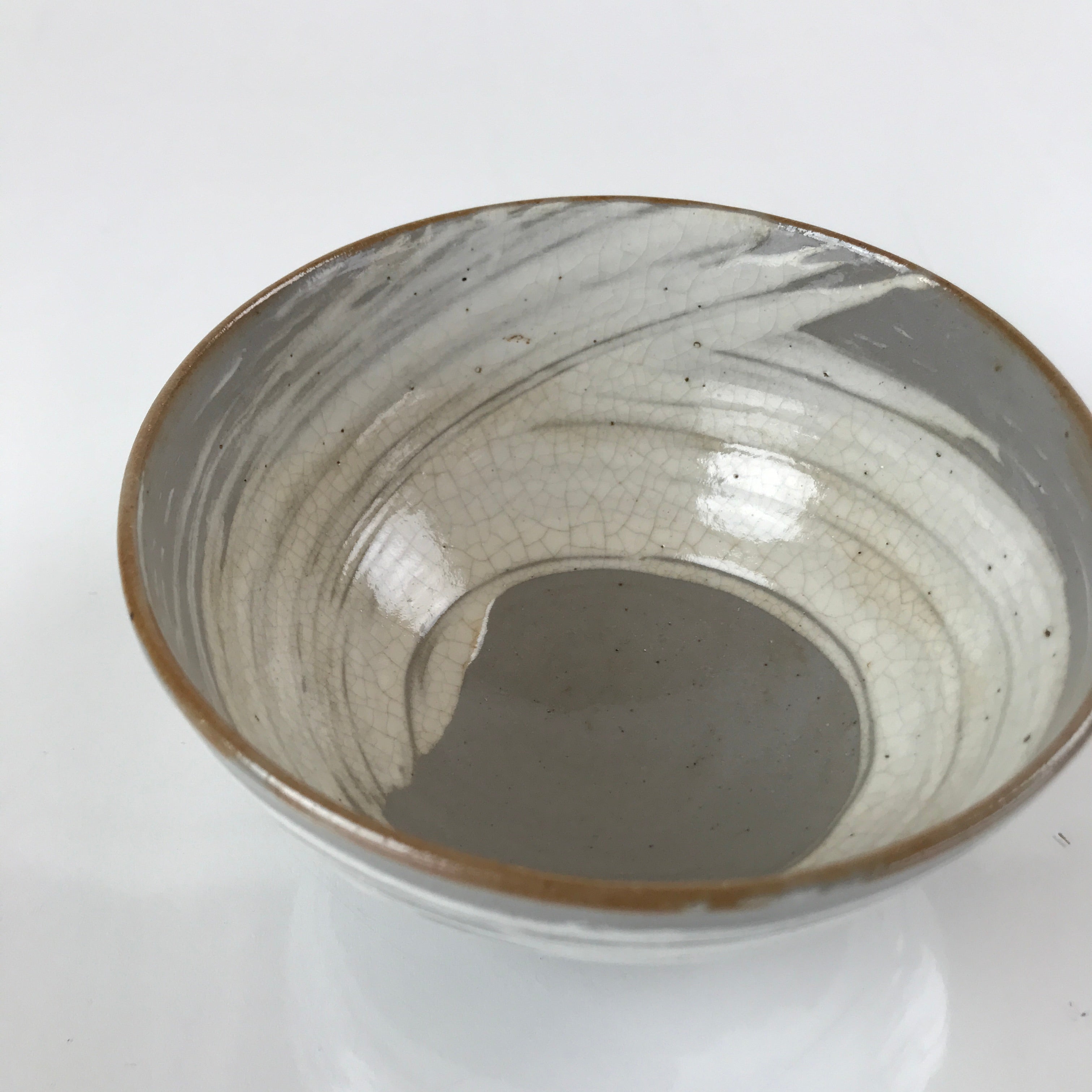 Japanese Ceramic Green Tea Ceremony Bowl Matcha Chawan Wannari Gray White CHB31