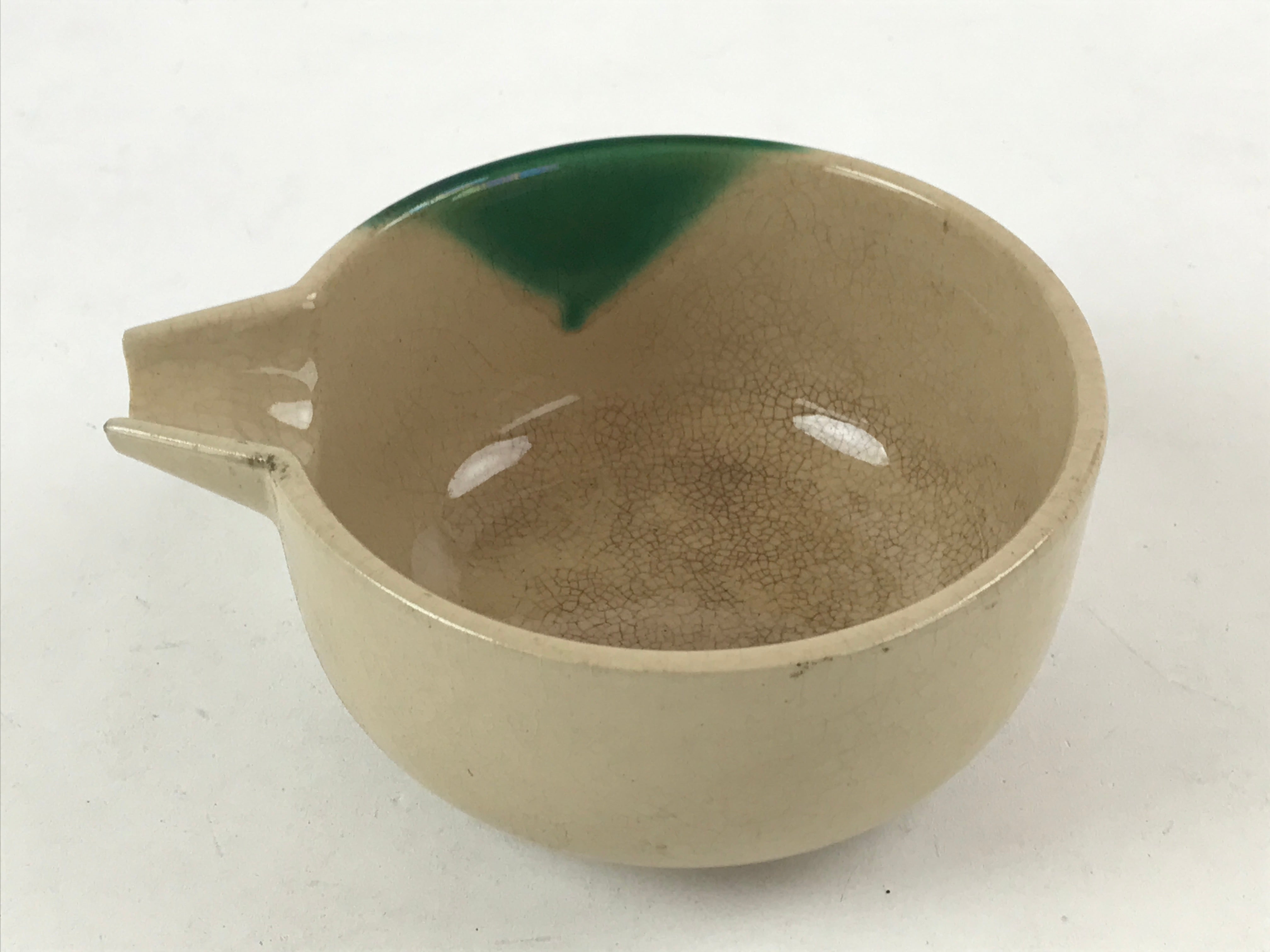 https://chidorivintage.com/cdn/shop/files/Japanese-Ceramic-Oribe-Matcha-Serving-Bowl-Katakuchi-Vtg-Spout-Green-Beige-PY546-3.jpg?v=1697487411