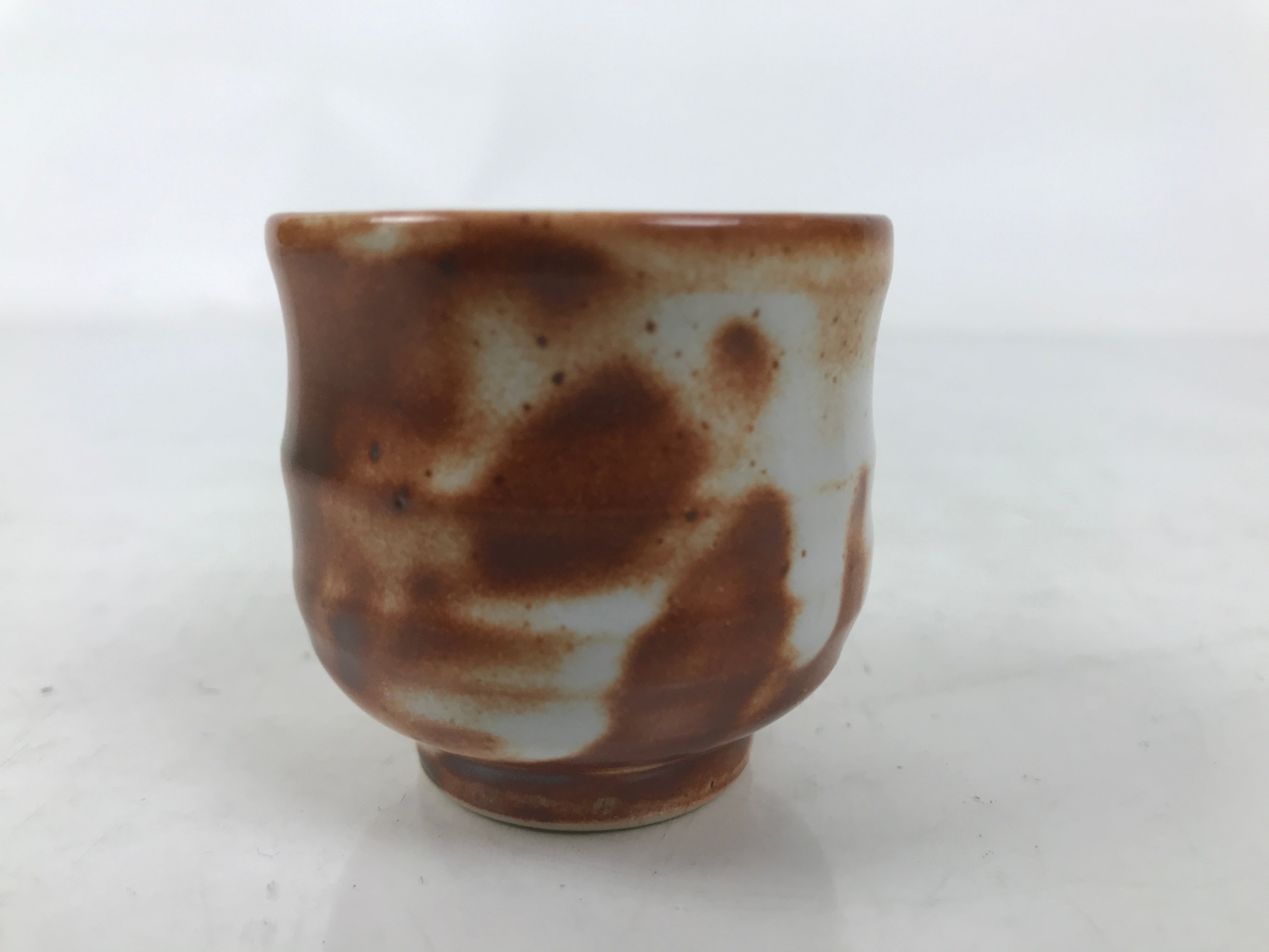 Japanese Ceramic Sake Cup Vtg Tsubomi Ochoko Red Shino Ware Brown White G292