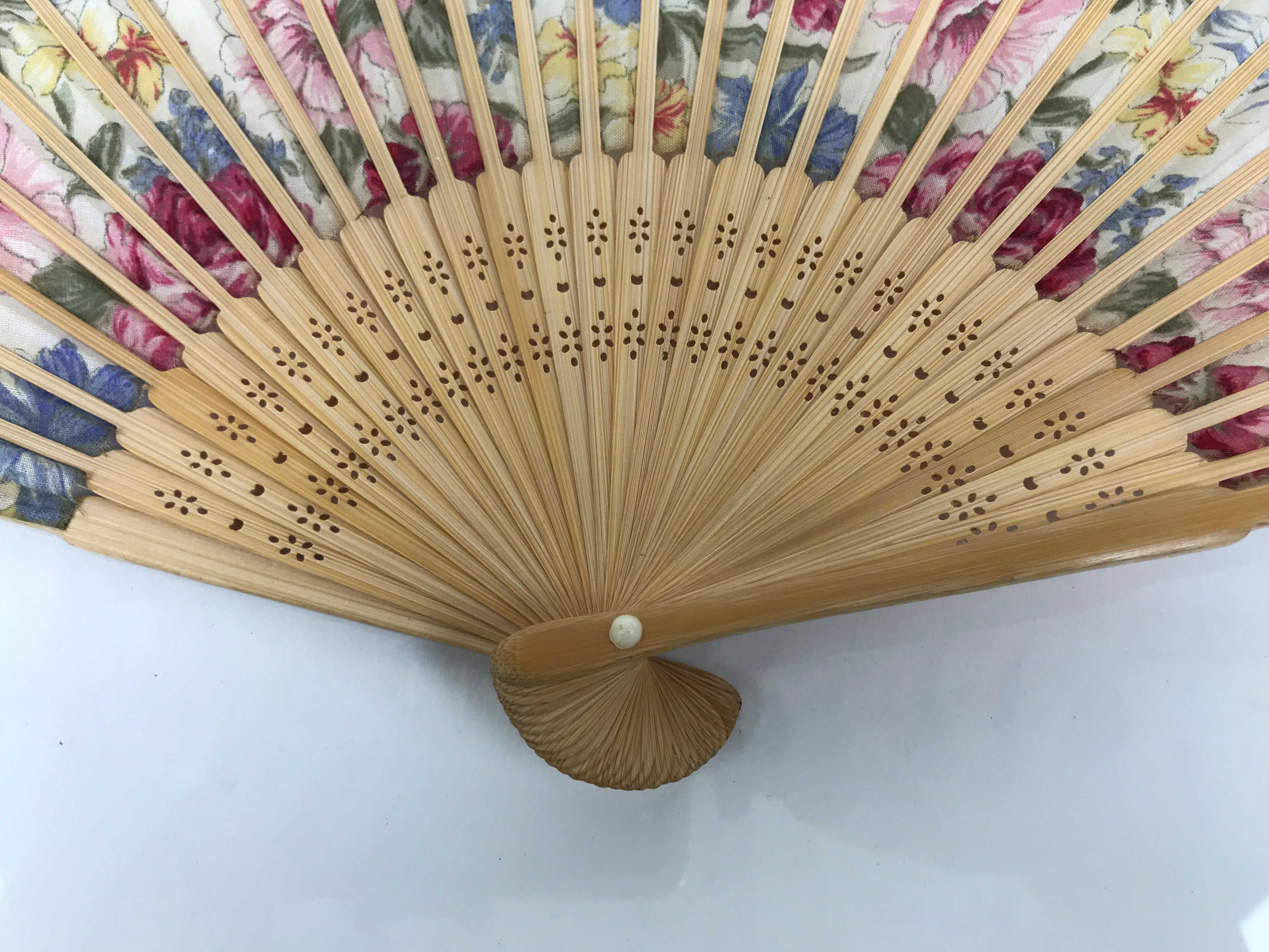 Japanese Fabric Folding Fan Sensu Vtg Bamboo Frame Floral Medley Roses 4D920