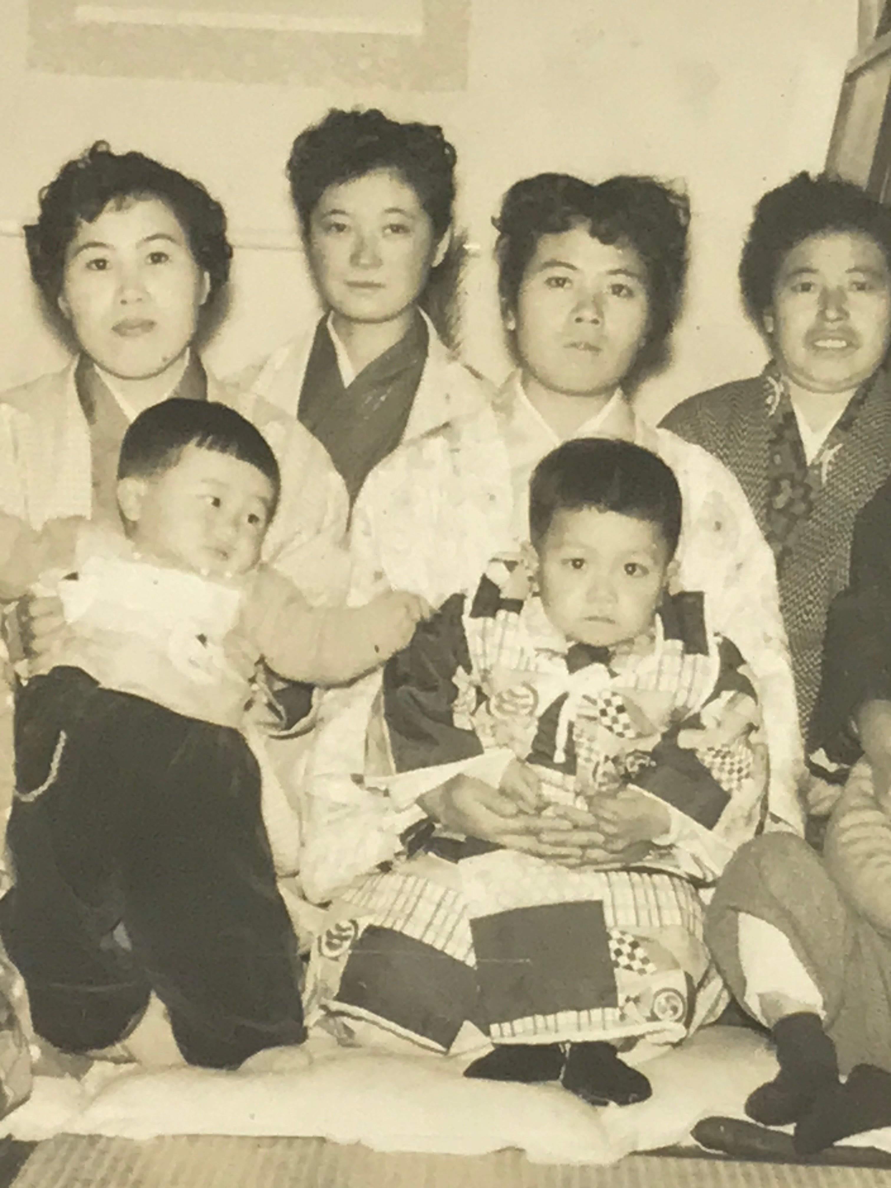 Japanese Family Photograph Vtg Children Kimono New Years Day Black White PH180