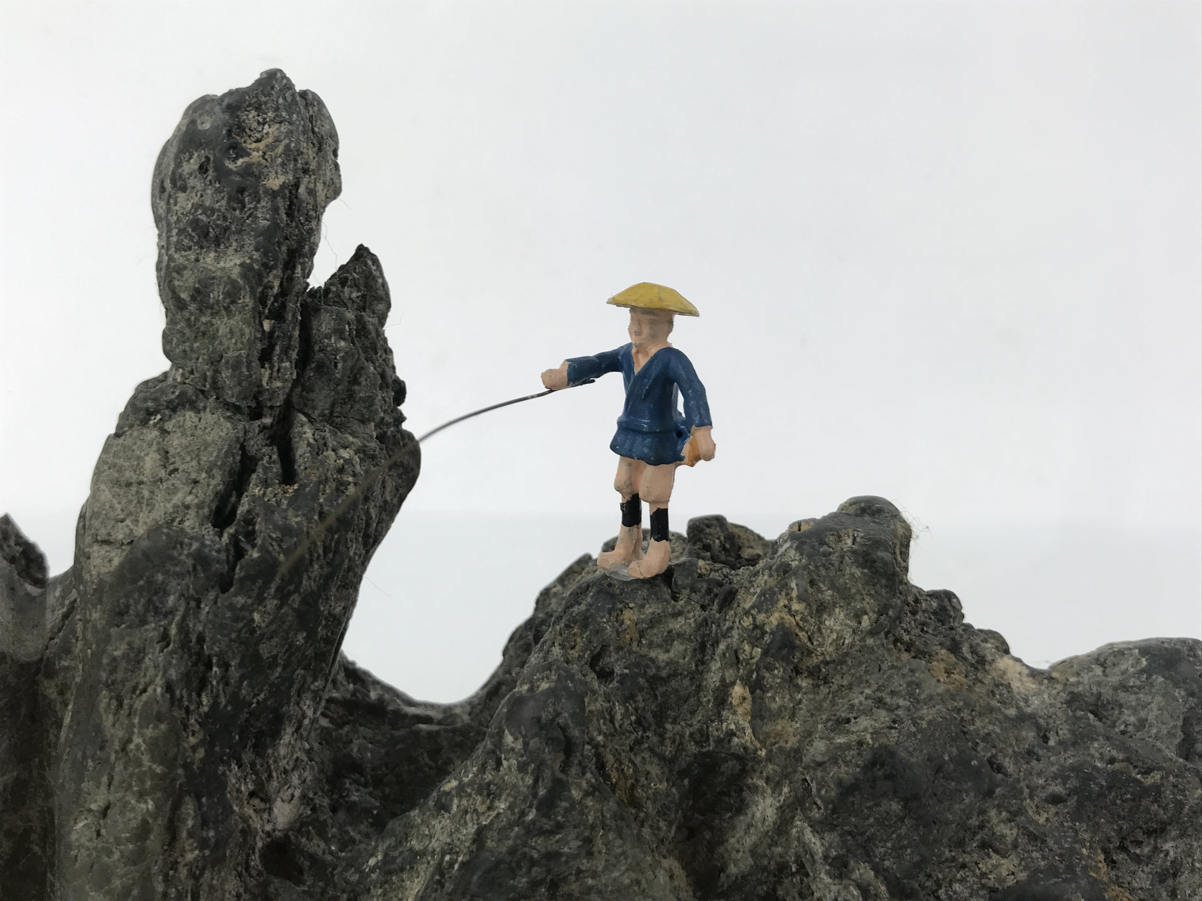 Japanese Fisherman Figurine Vtg Seaside Crab Crane Rock Glass Case Display ST93
