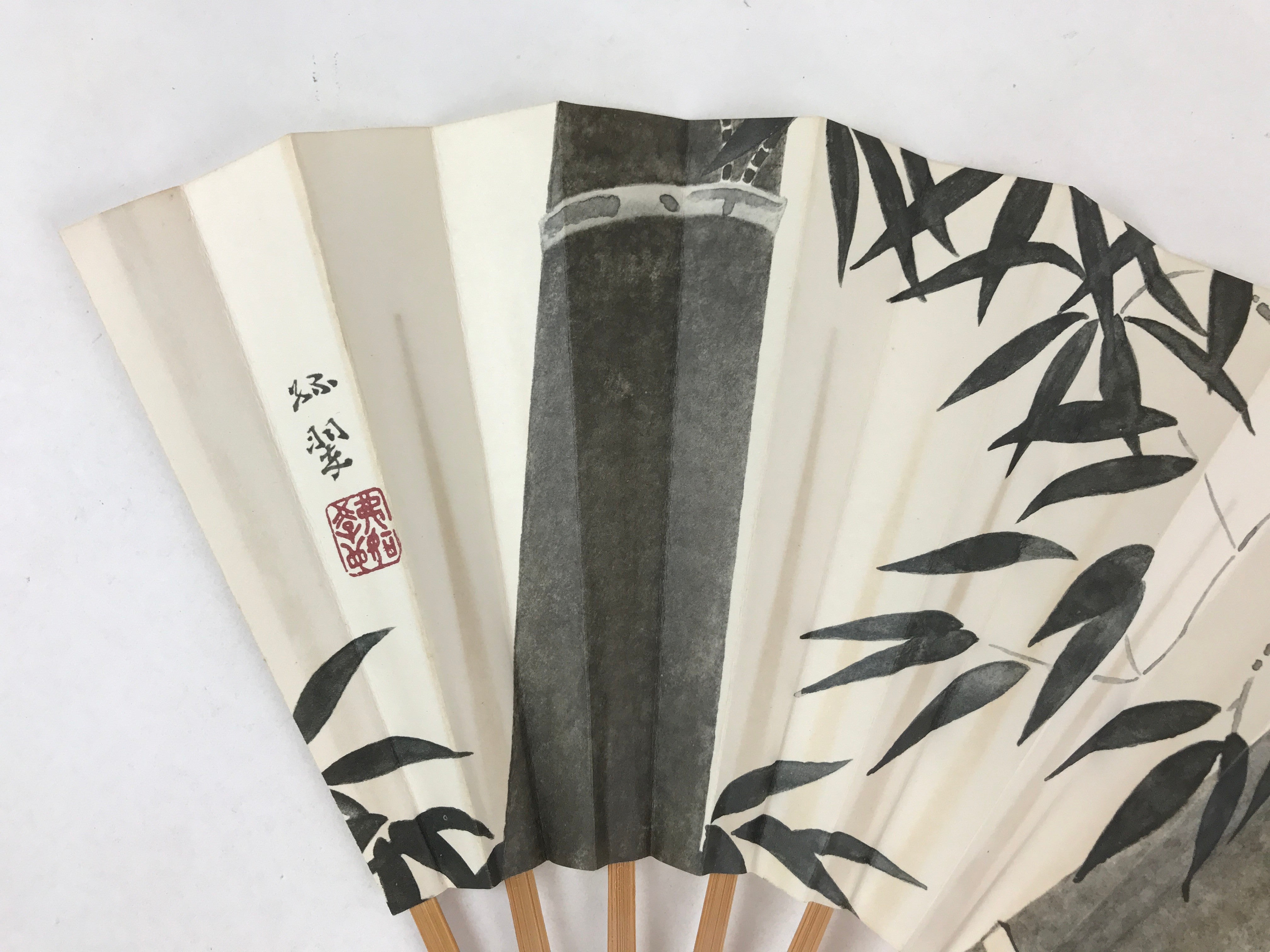 https://chidorivintage.com/cdn/shop/files/Japanese-Folding-Fan-Sensu-Vtg-Bamboo-Frame-Monochrome-Bamboo-Foliage-4D693-6.jpg?v=1702931009