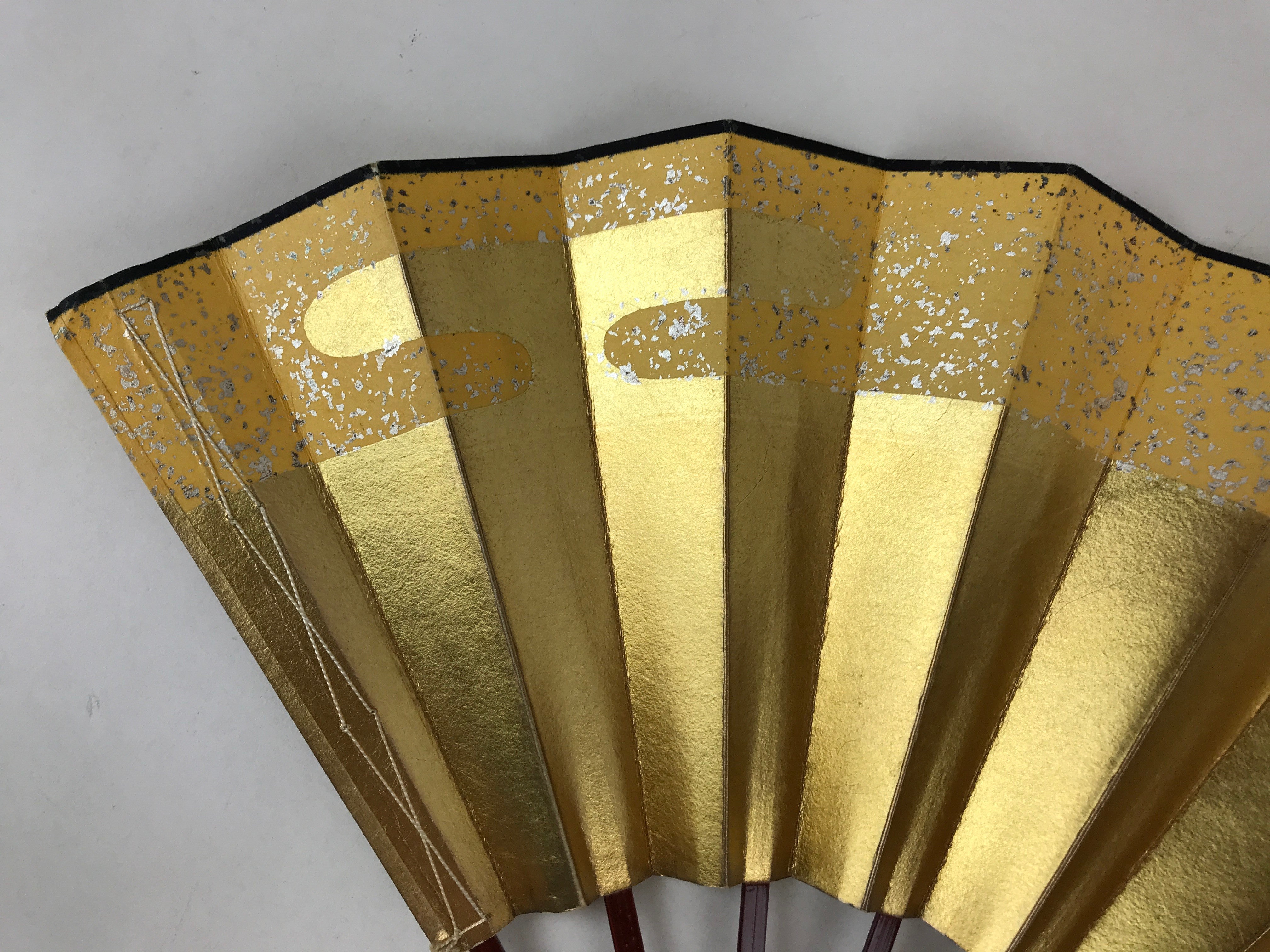 https://chidorivintage.com/cdn/shop/files/Japanese-Folding-Fan-Sensu-Vtg-Dark-Red-Bamboo-Frame-Gold-Foil-W-Box-4D701-6.jpg?v=1703014612