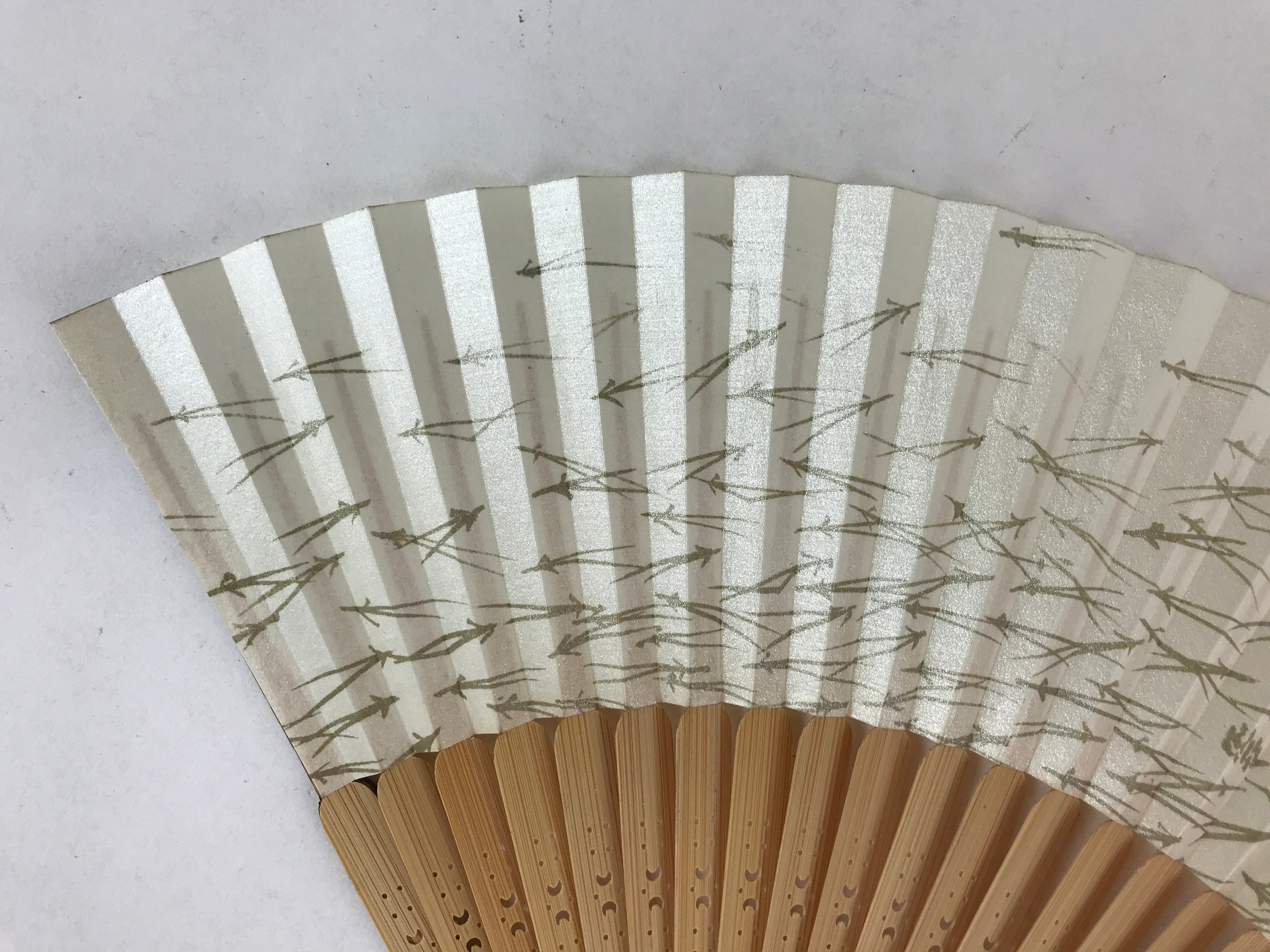 Japanese Folding Fan Sensu Vtg Lacquer Bamboo Frame Cream Green Grass 4D740