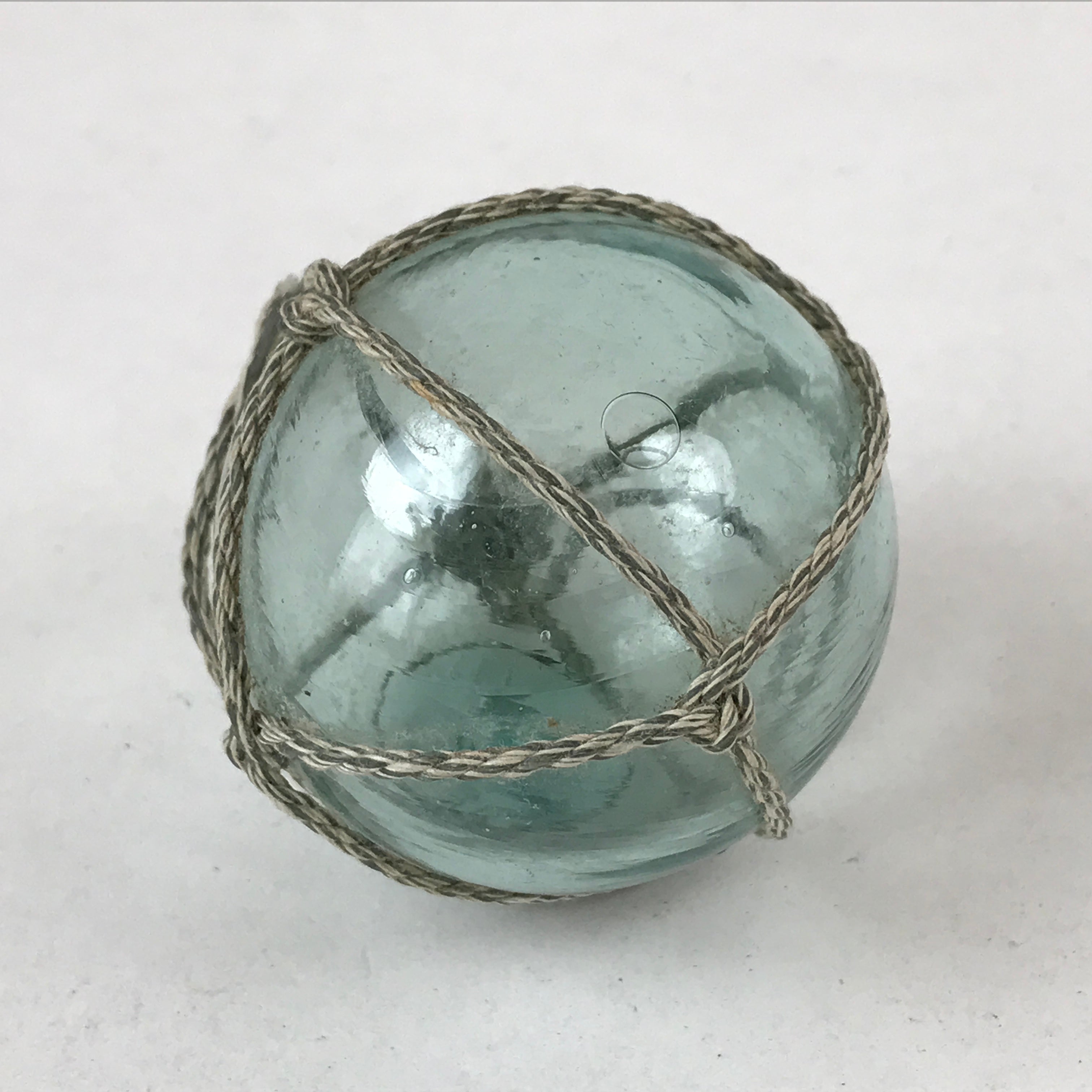 https://chidorivintage.com/cdn/shop/files/Japanese-Glass-Fishing-Float-Ukidama-Buoy-Ball-Vtg-Bindama-Rope-Small-Blue-GF20.jpg?v=1707075711