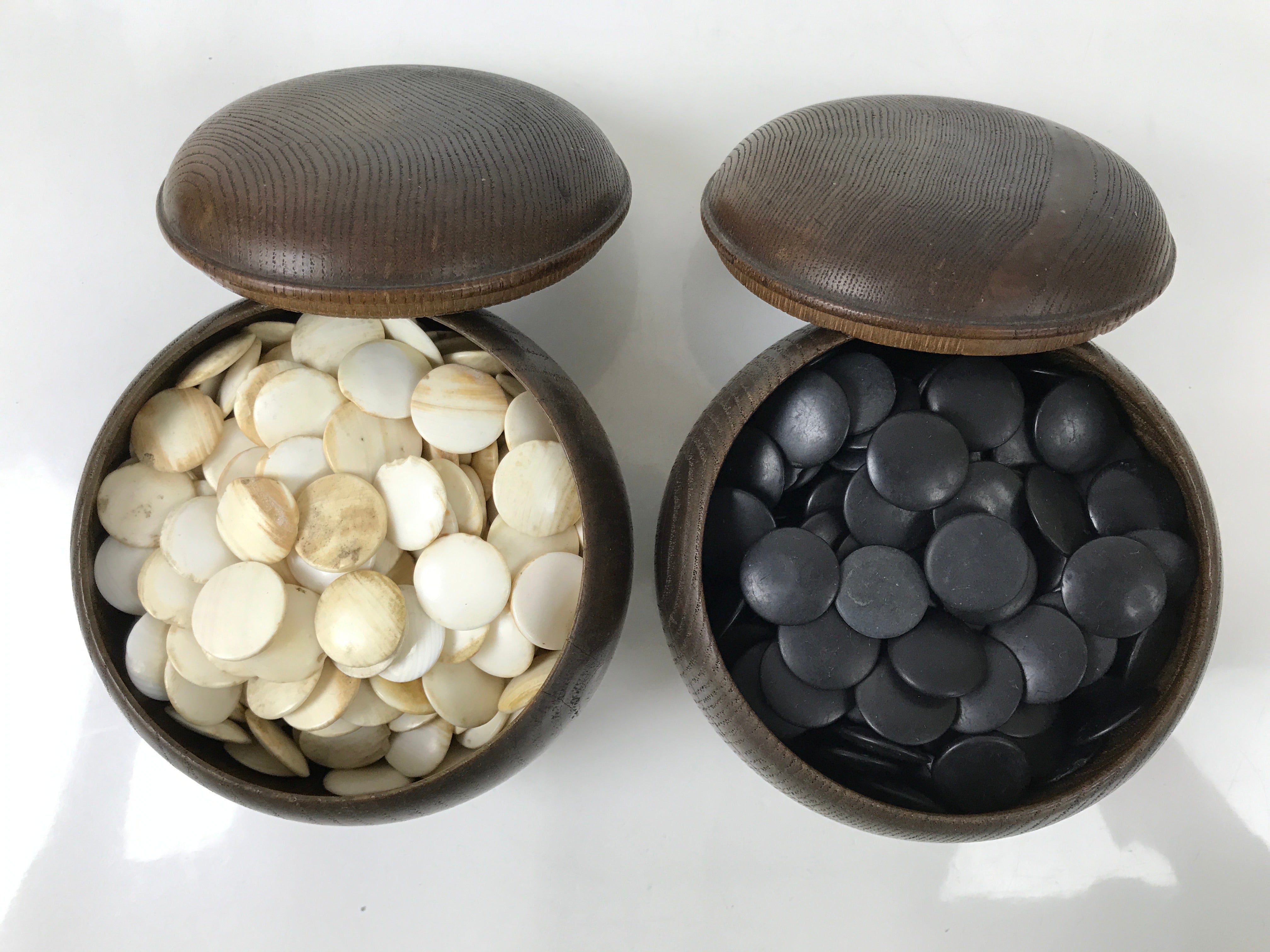 Japanese Go Stone Goishi Game Pieces Set Vtg Igo Brown Wooden Bowls Shell GO94