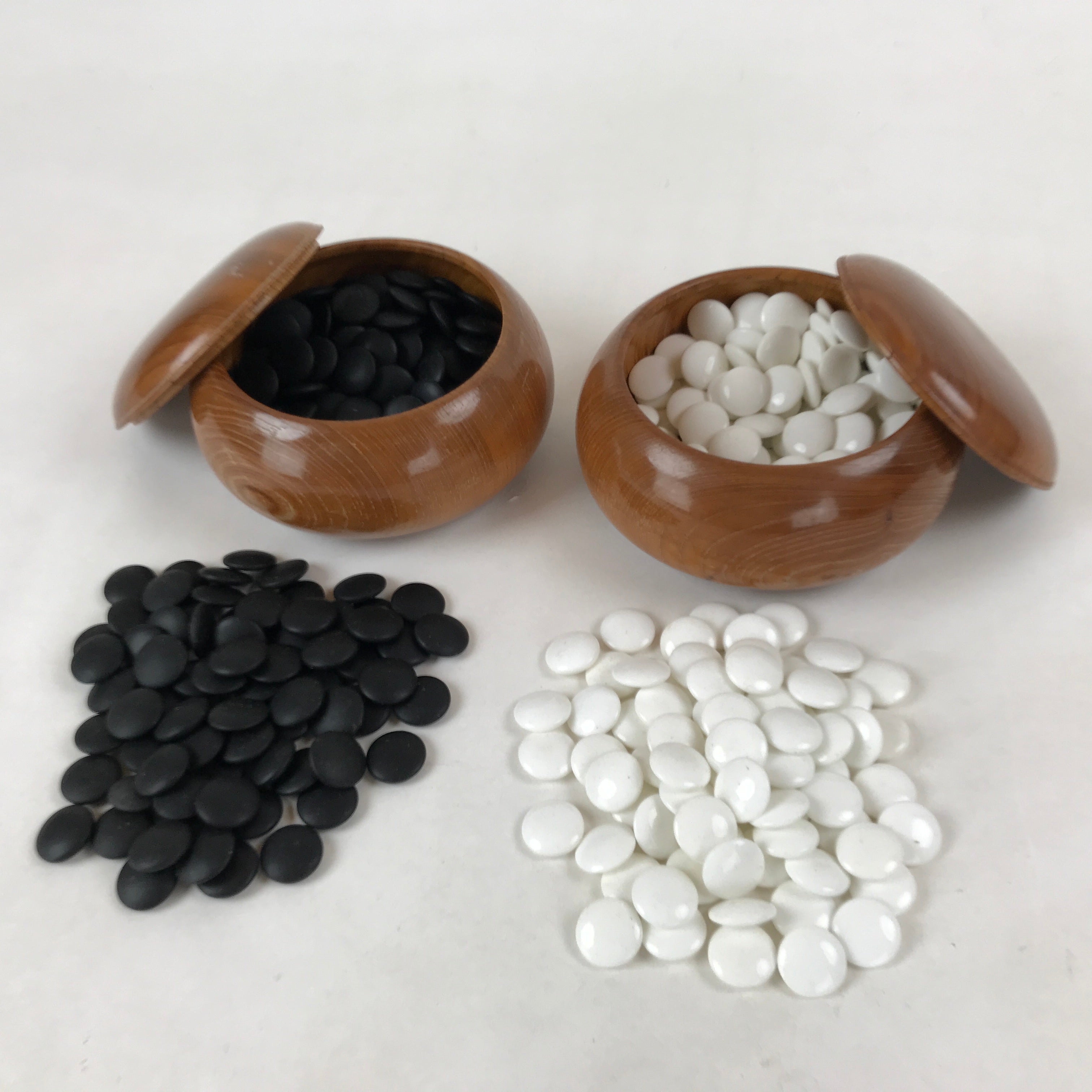 Japanese Go Stone Goishi Game Pieces Vtg Igo Brown Wooden Bowls Glass GO88