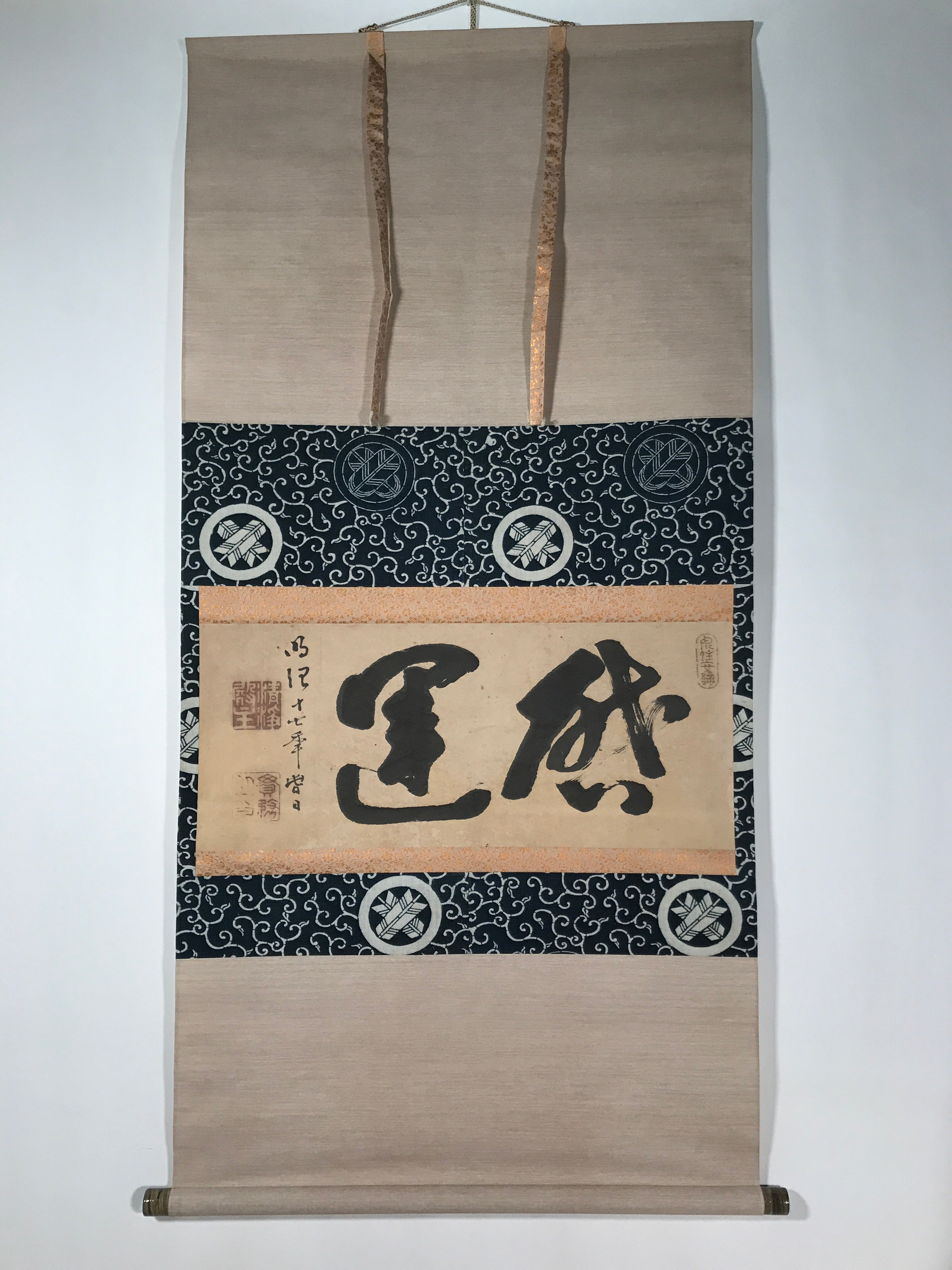Japanese Hanging Scroll Vtg Kakejiku Buddhist Calligraphy Ink Black Kamon KJ109