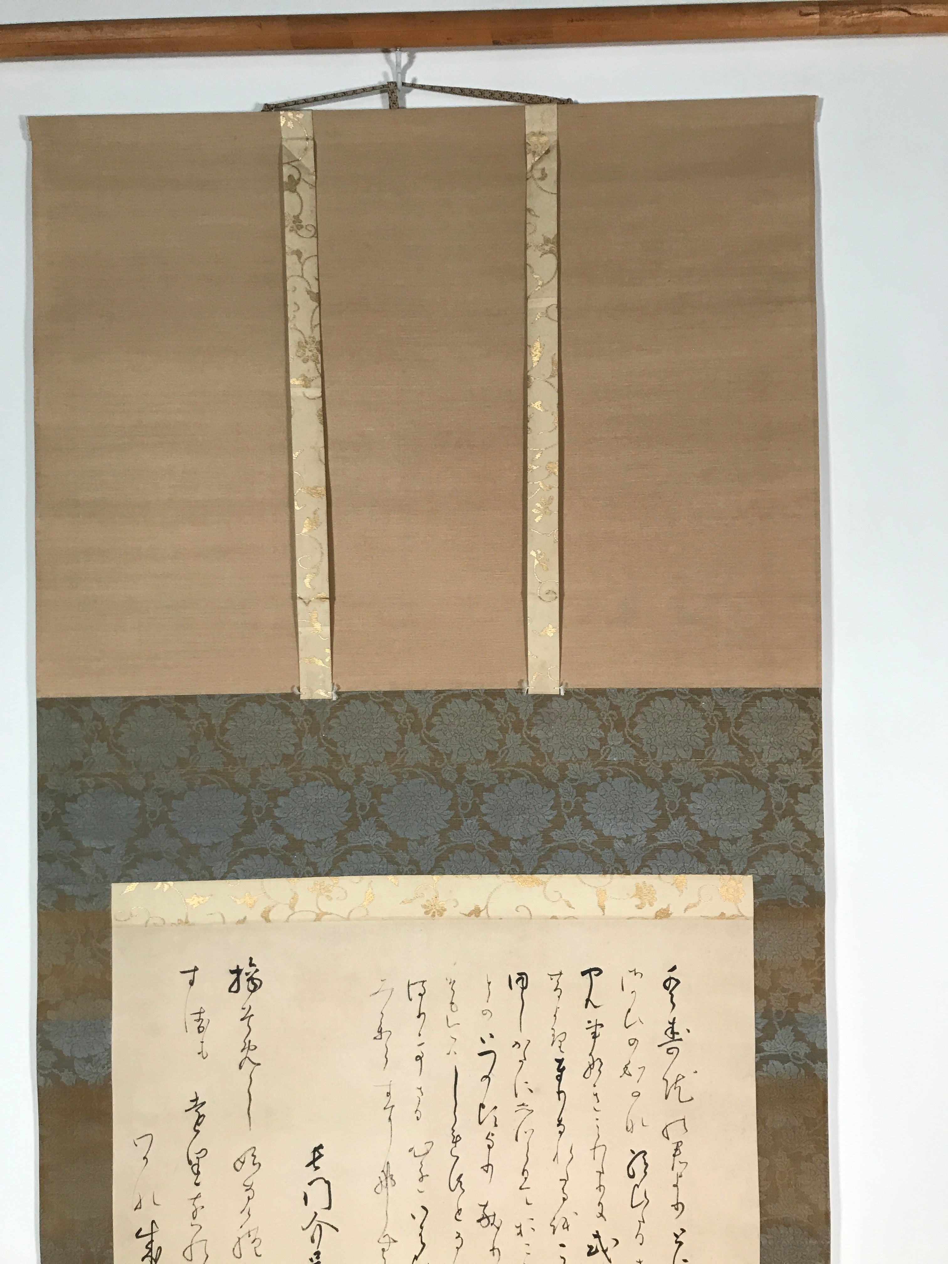 Japanese Hanging Scroll Vtg Kakejiku Calligraphy Text Cursive Script Floral KJ54