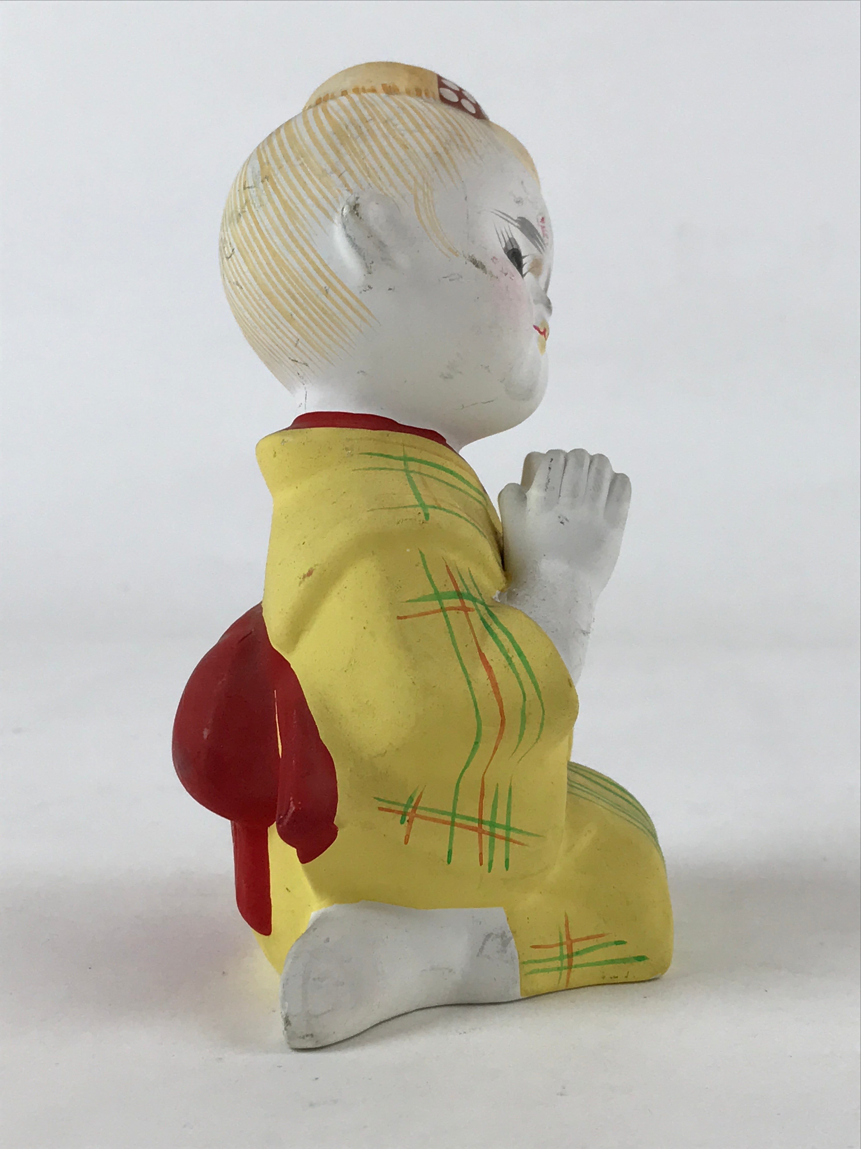 Japanese Kimono Girl Clapping Hands Figurine Vtg Painted Ceramic Yellow BD938