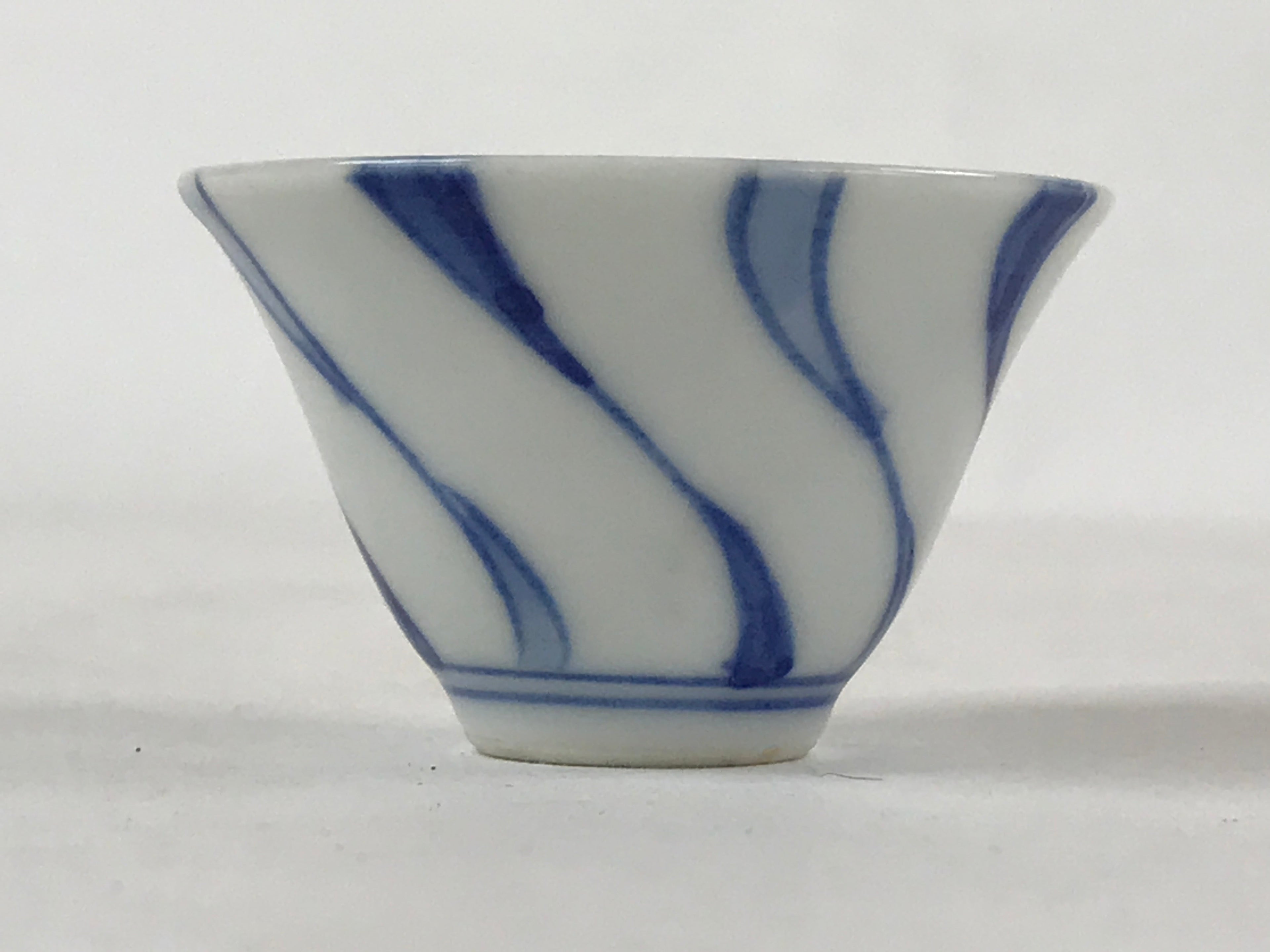 Japanese Kutani Ware Porcelain Sake Cup Vtg Rappa Ochoko Sometsuke Swirl G109
