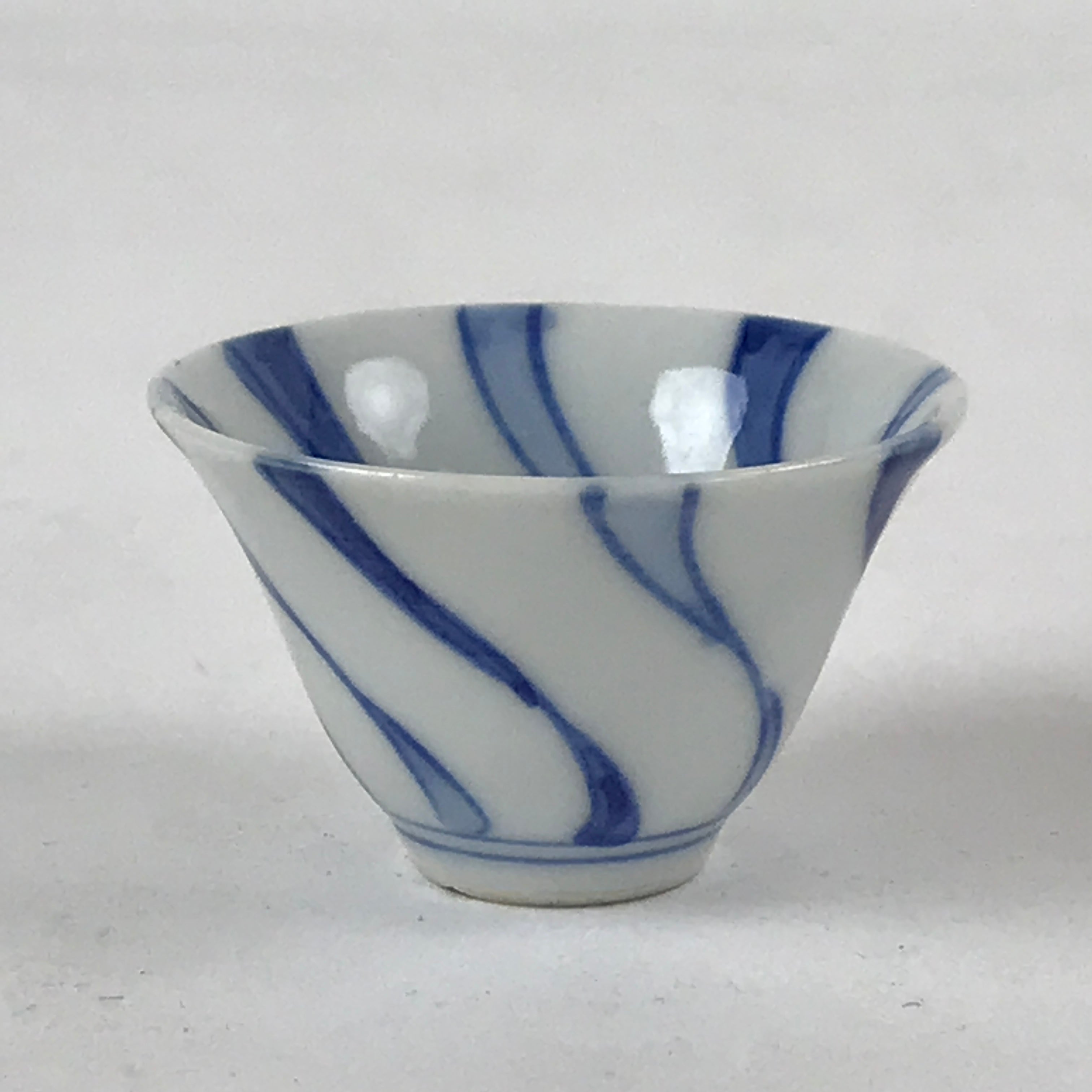 Japanese Kutani Ware Porcelain Sake Cup Vtg Rappa Ochoko Sometsuke Swirl G109