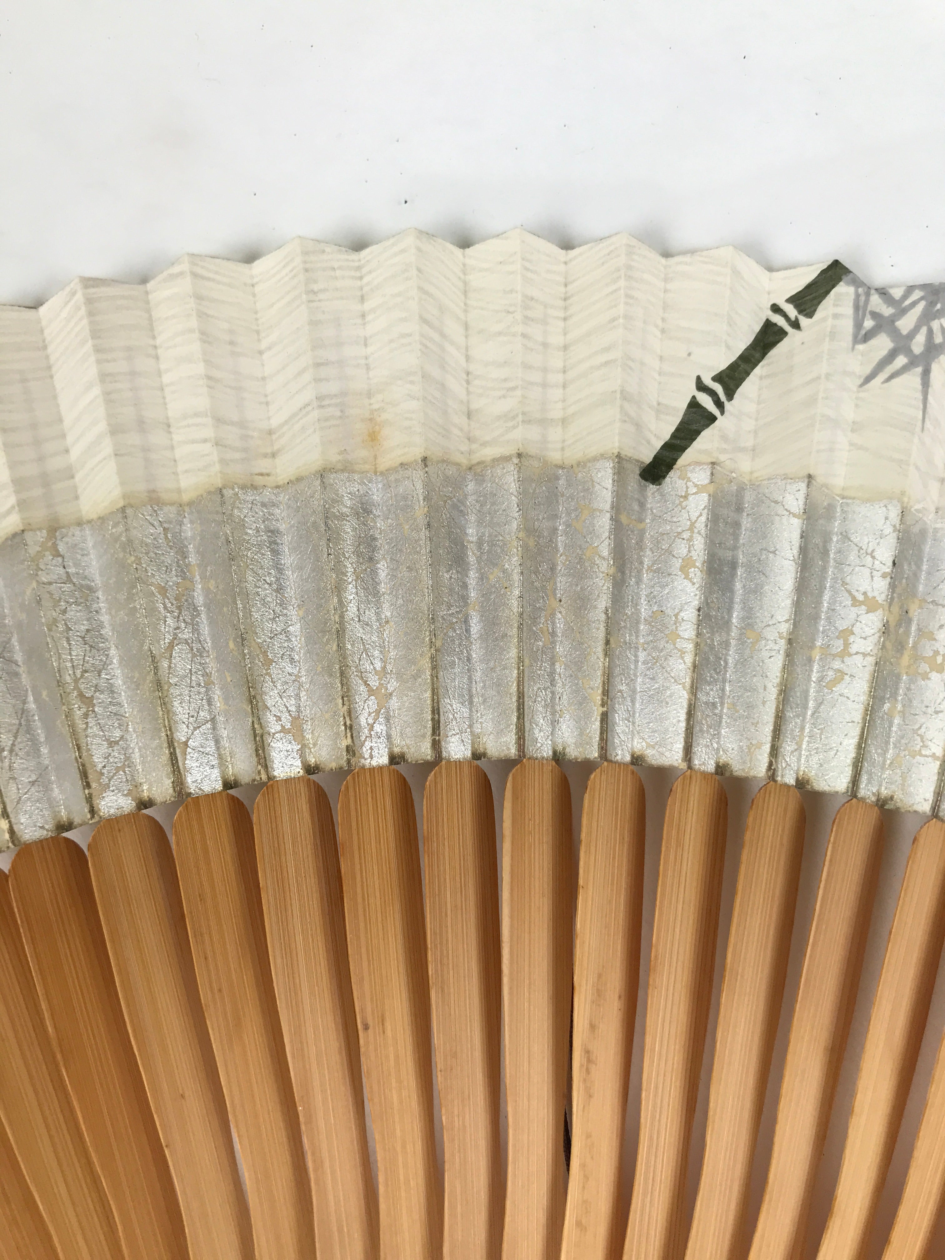 Japanese Paper Folding Fan Sensu Vtg Wavy Bamboo Frame Silver Foil White 4D901