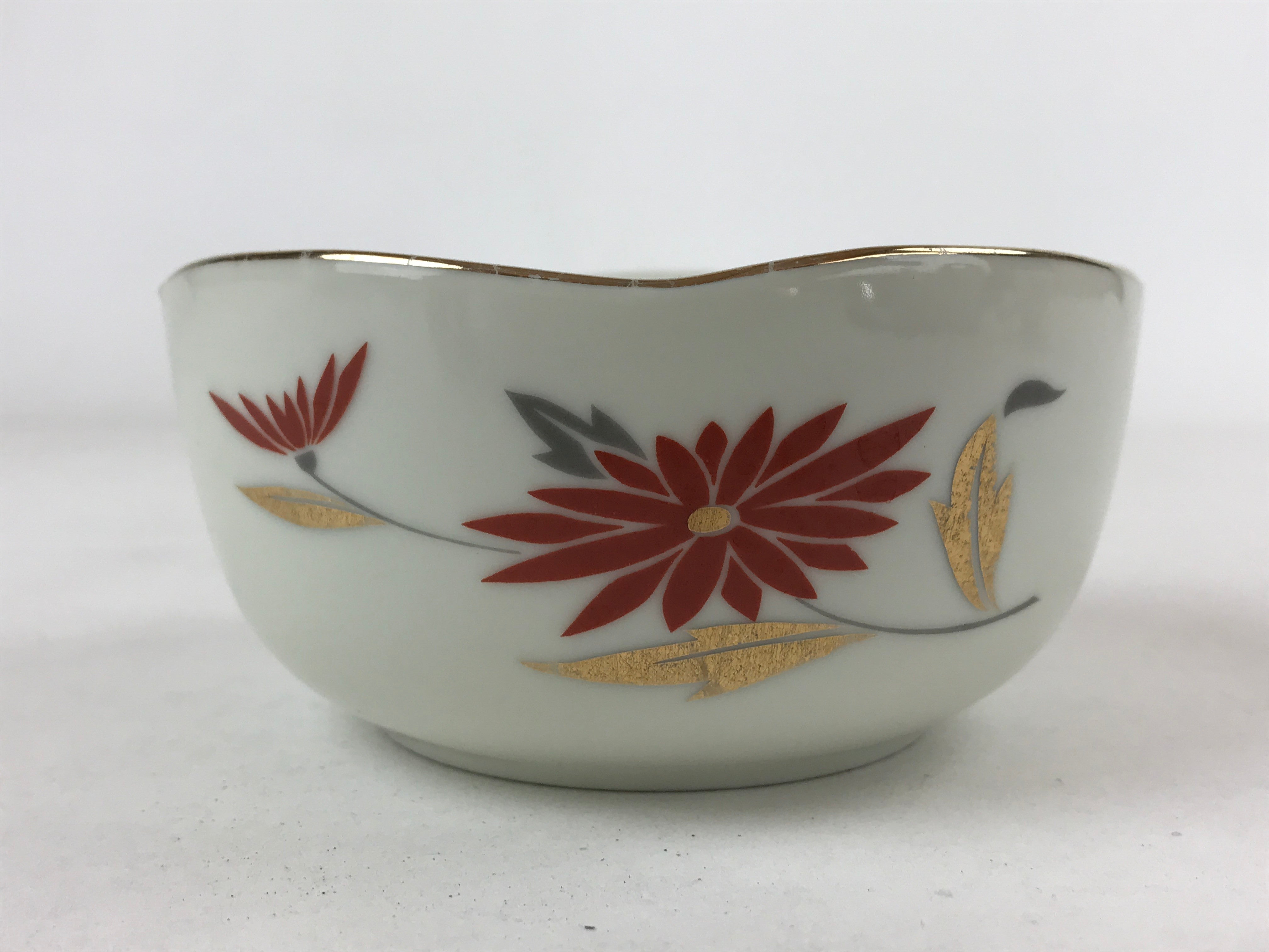 Japanese Porcelain Bowl Vtg Wavy Edge Chrysanthemum Floral White Red Gold PY594