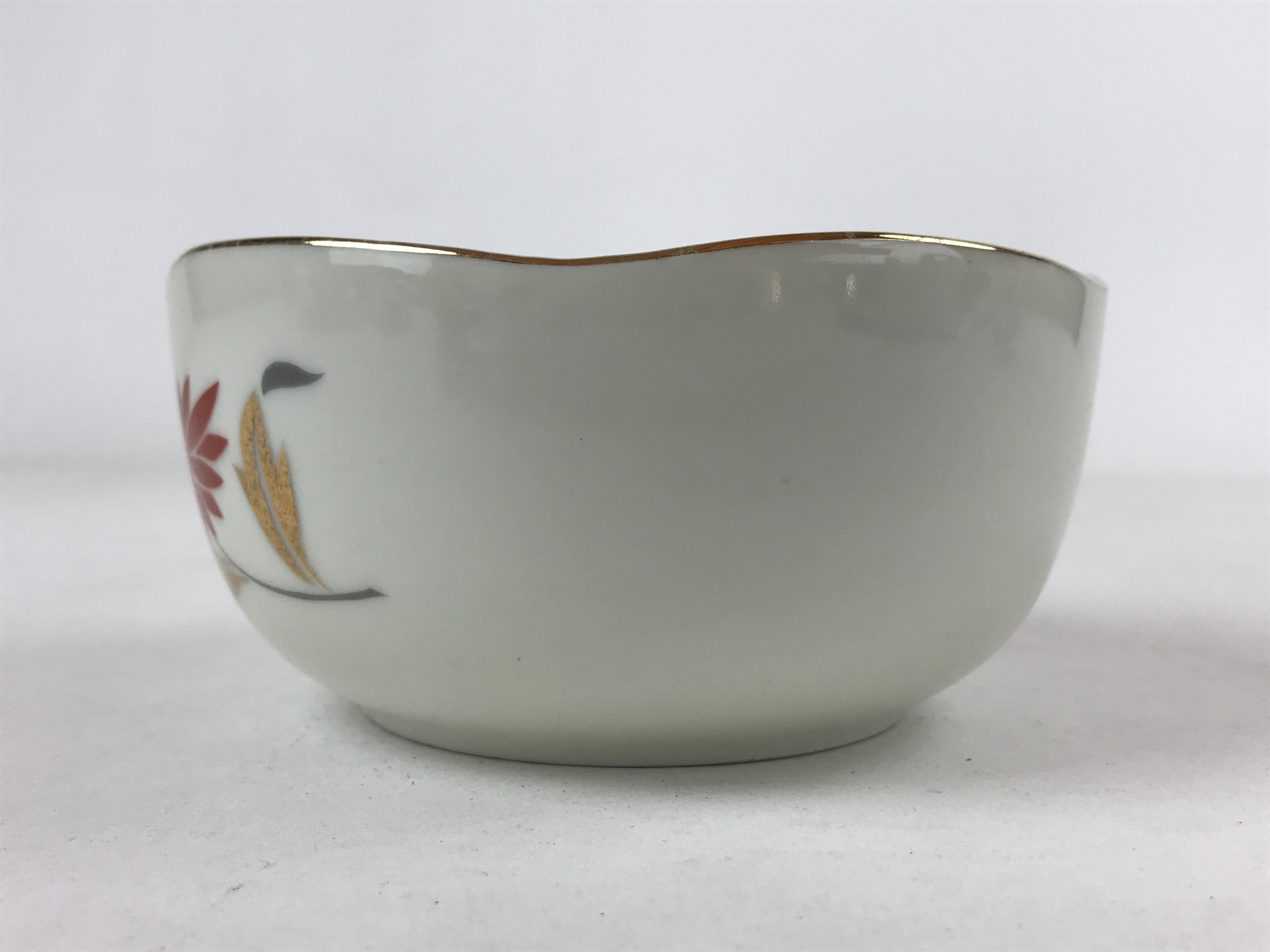 Japanese Porcelain Bowl Vtg Wavy Edge Chrysanthemum Floral White Red Gold PY594