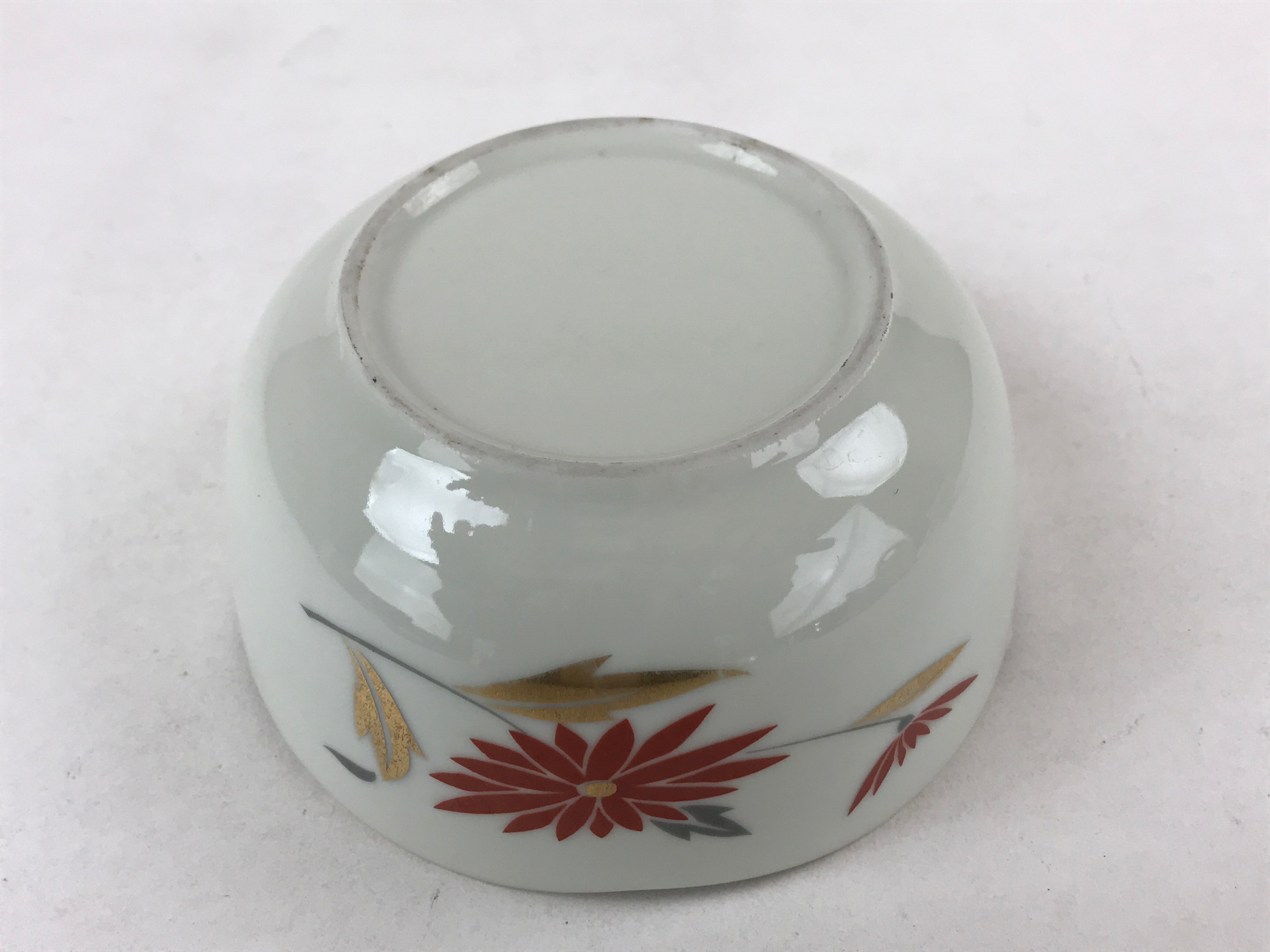 Japanese Porcelain Bowl Vtg Wavy Edge Chrysanthemum Floral White Red Gold PY594