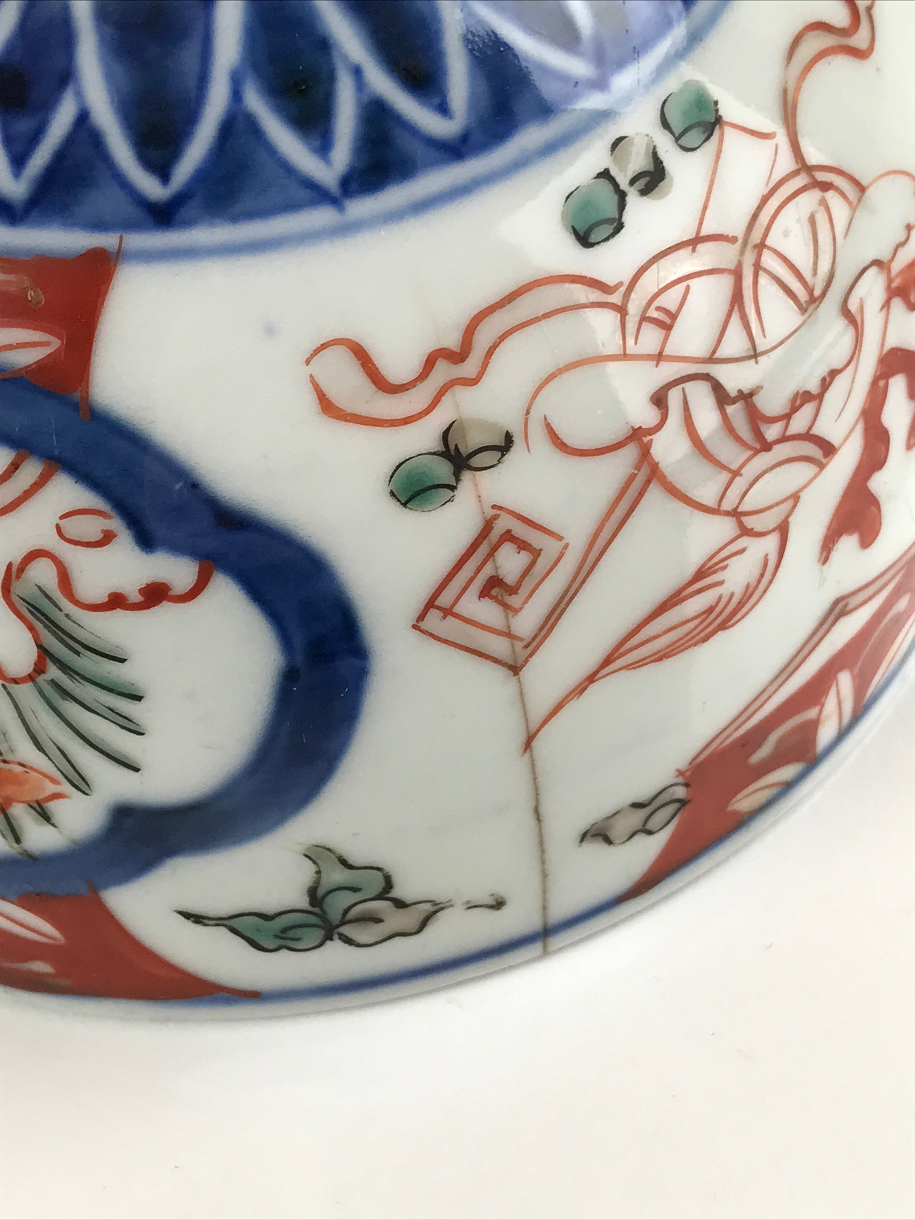 Japanese Porcelain Imari Lidded Bowl Vtg Floral Kabuto Helmet Blue Red PY721