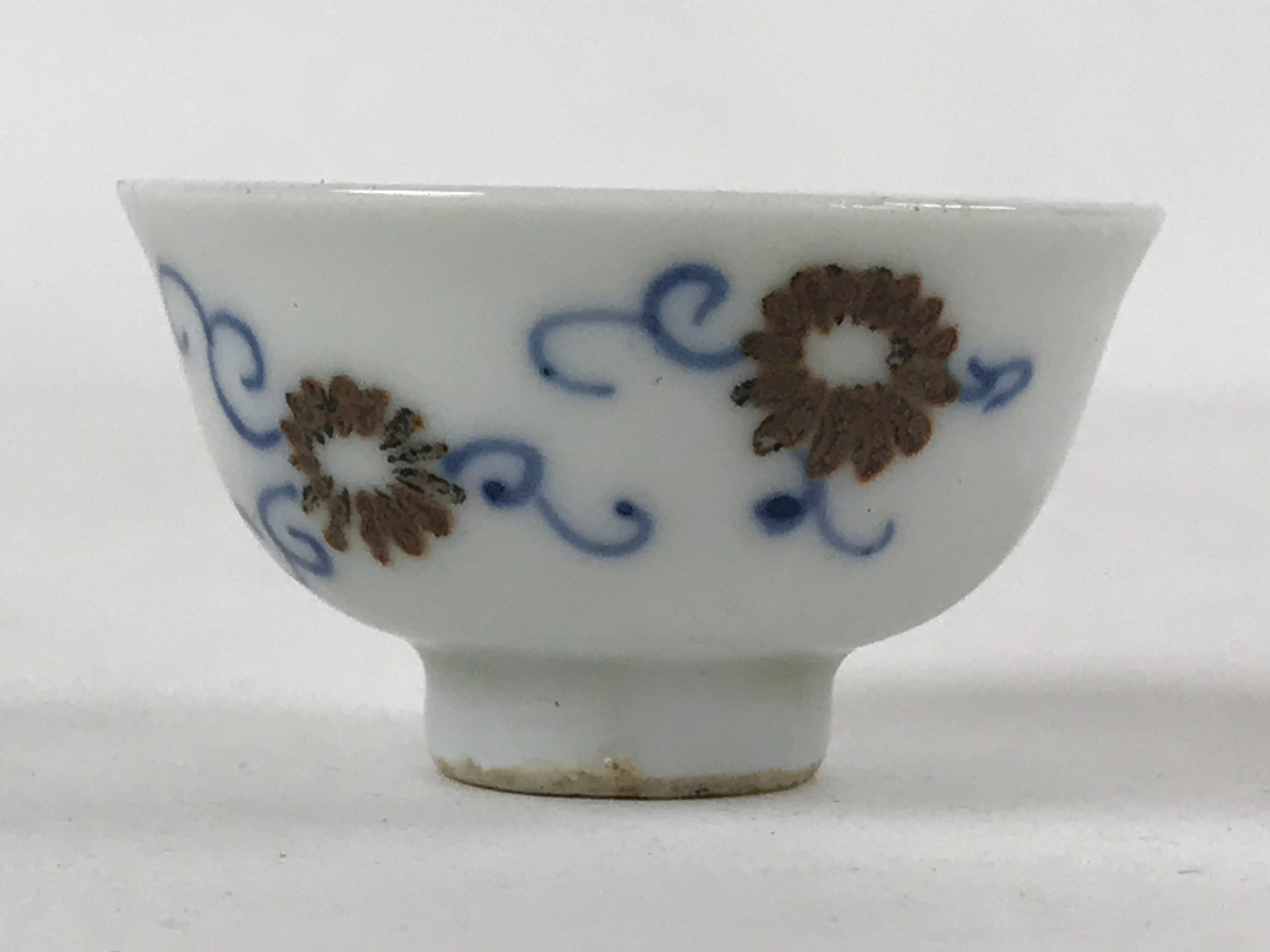 Japanese Porcelain Sake Cup Vtg Tsubomi Ochoko Guinomi Blue White Flowers G131