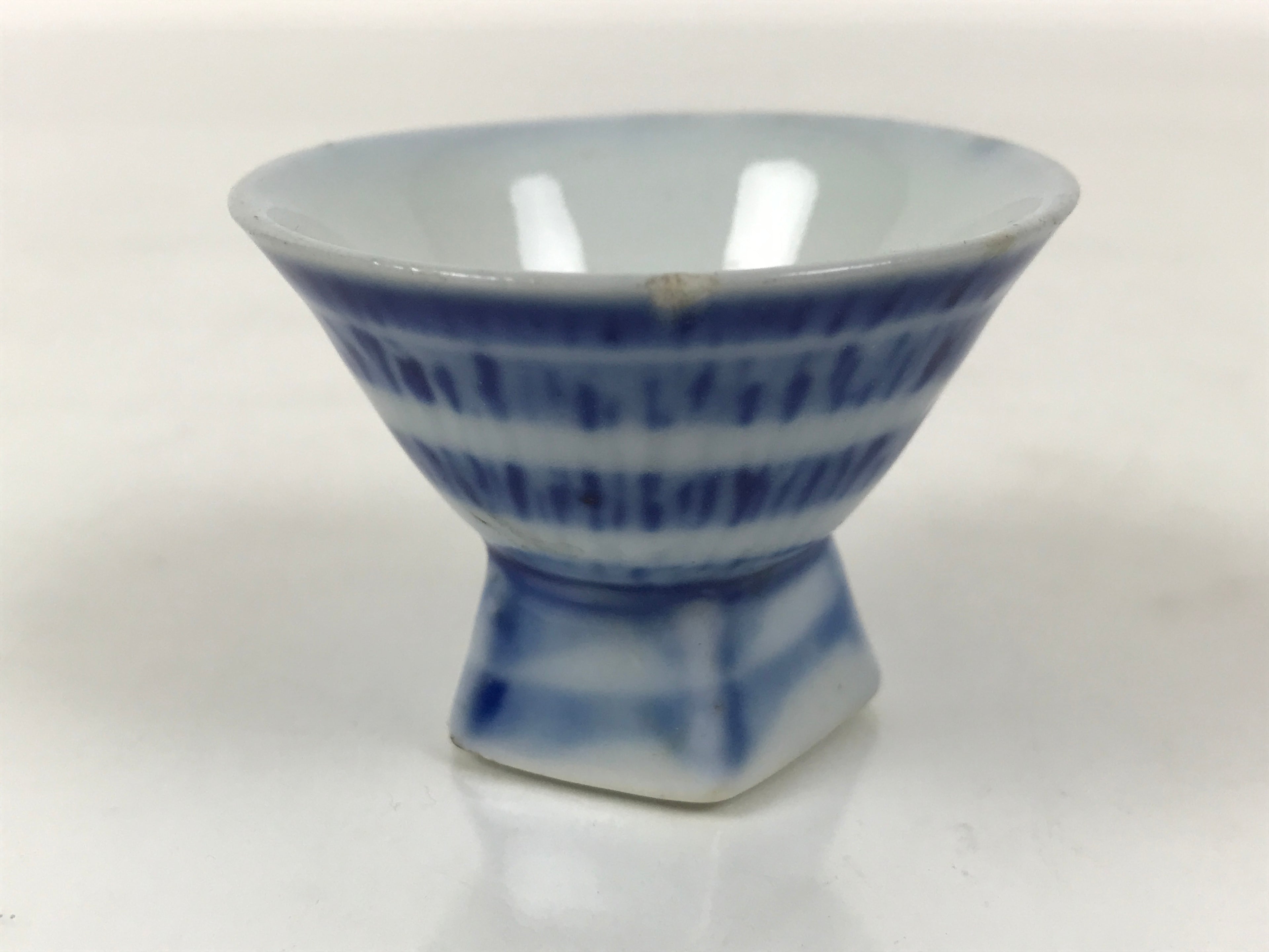 Japanese Porcelain Sake Cup Vtg Wan Ochoko Guinomi Sometsuke Blue Stripe G311