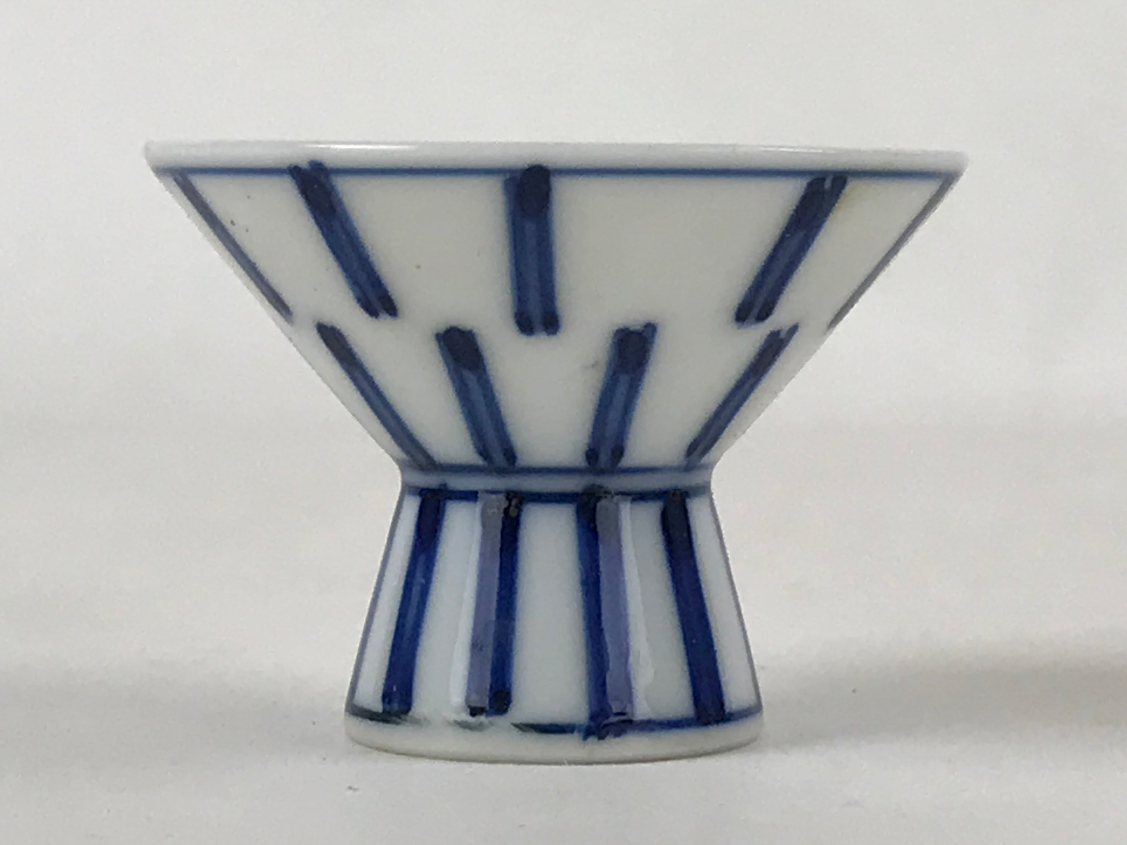 Japanese Porcelain Sake Cup Vtg Wan Ochoko Guinomi Sometsuke Blue White G122