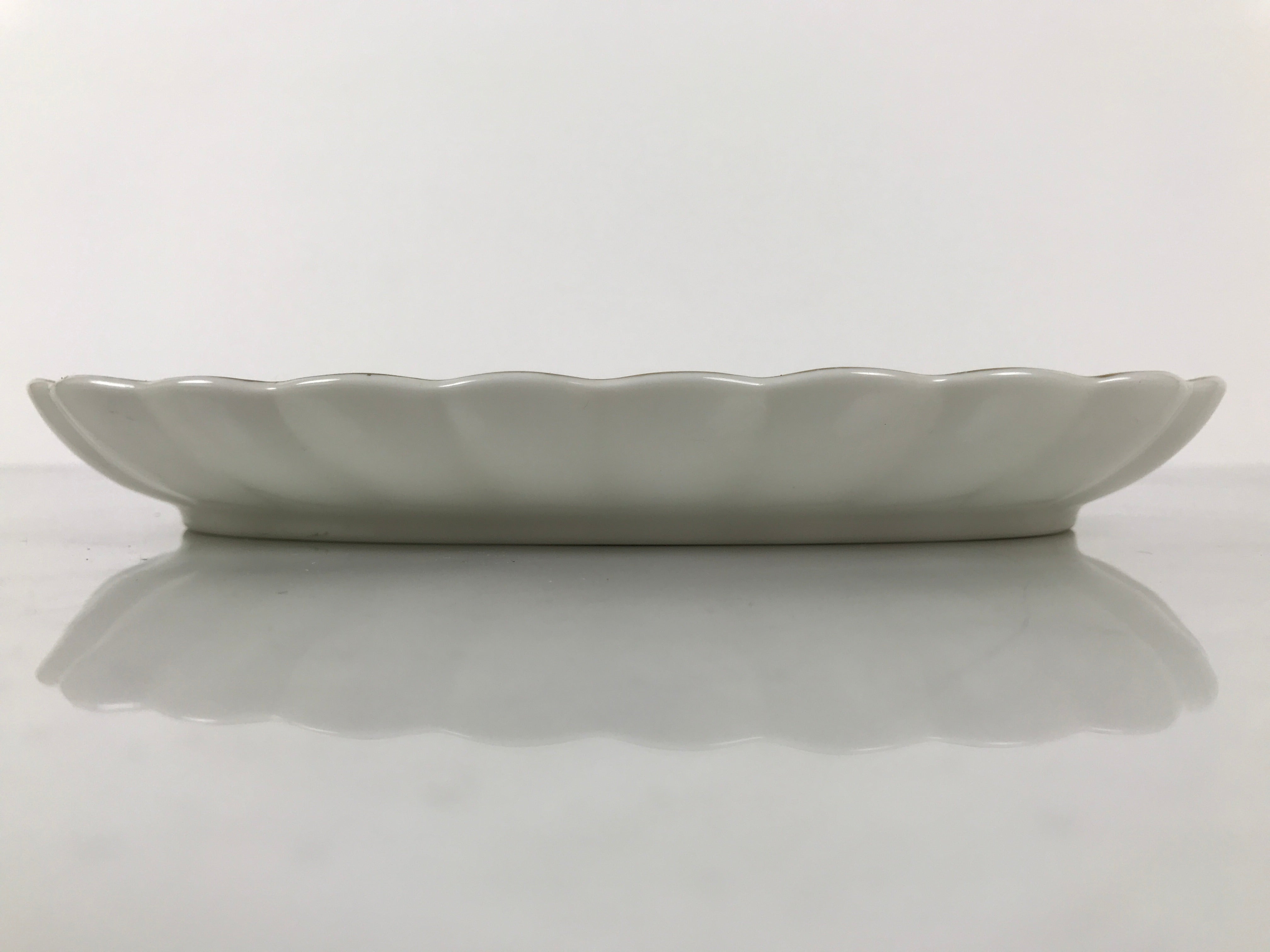 Japanese Porcelain Serving Plate Vtg Oval White Floral Lily Gold Kikuzara Y446